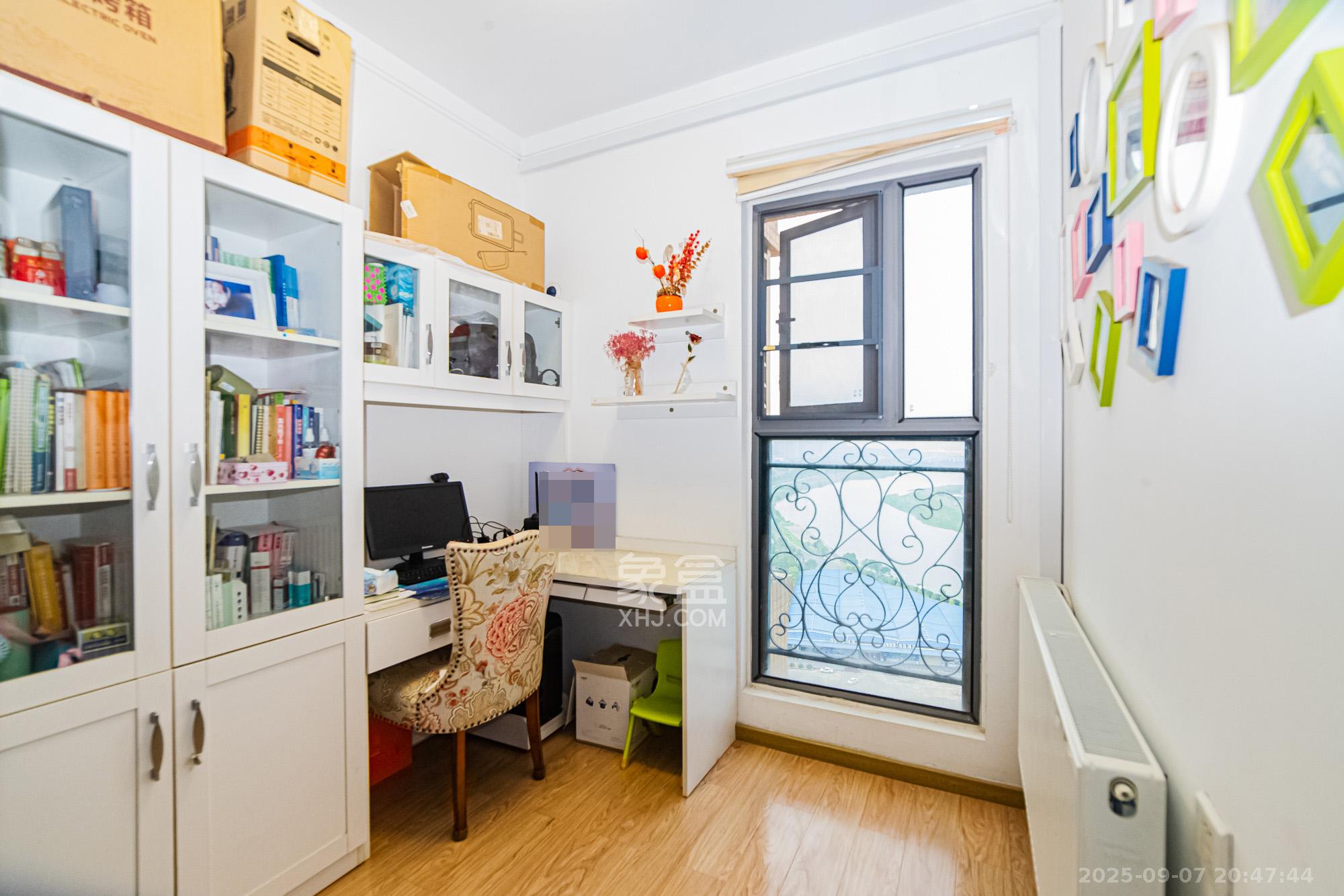 珠江郦城薰衣道  3室2厅1卫    90.0万 珠江郦城薰衣道  3室2厅1卫    90.0万卧室