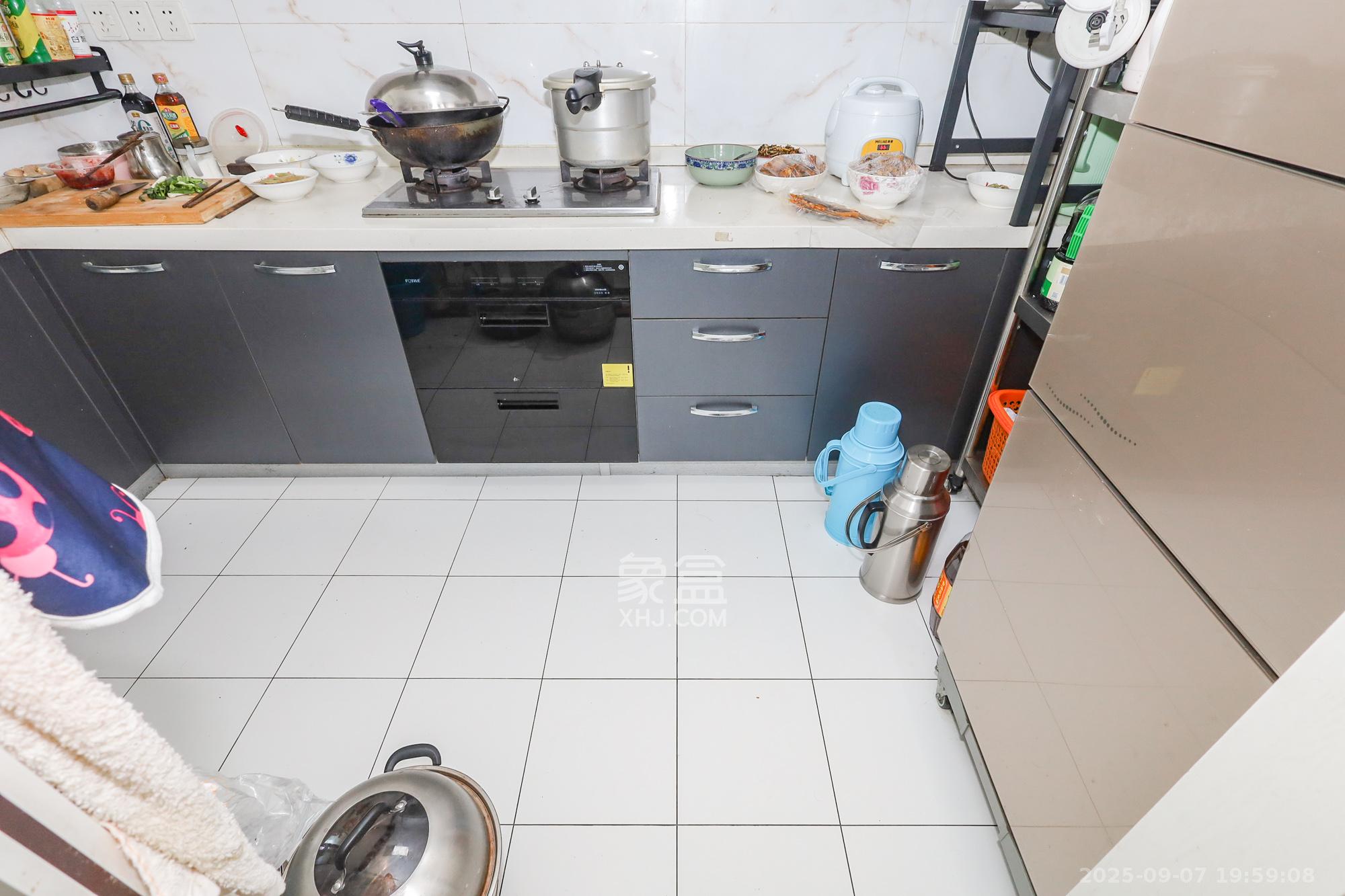 滨江一号(丰泰花园) 3室2厅2卫 129.0万 滨江一号(丰泰花园) 3室2厅2卫 129.0万厨房