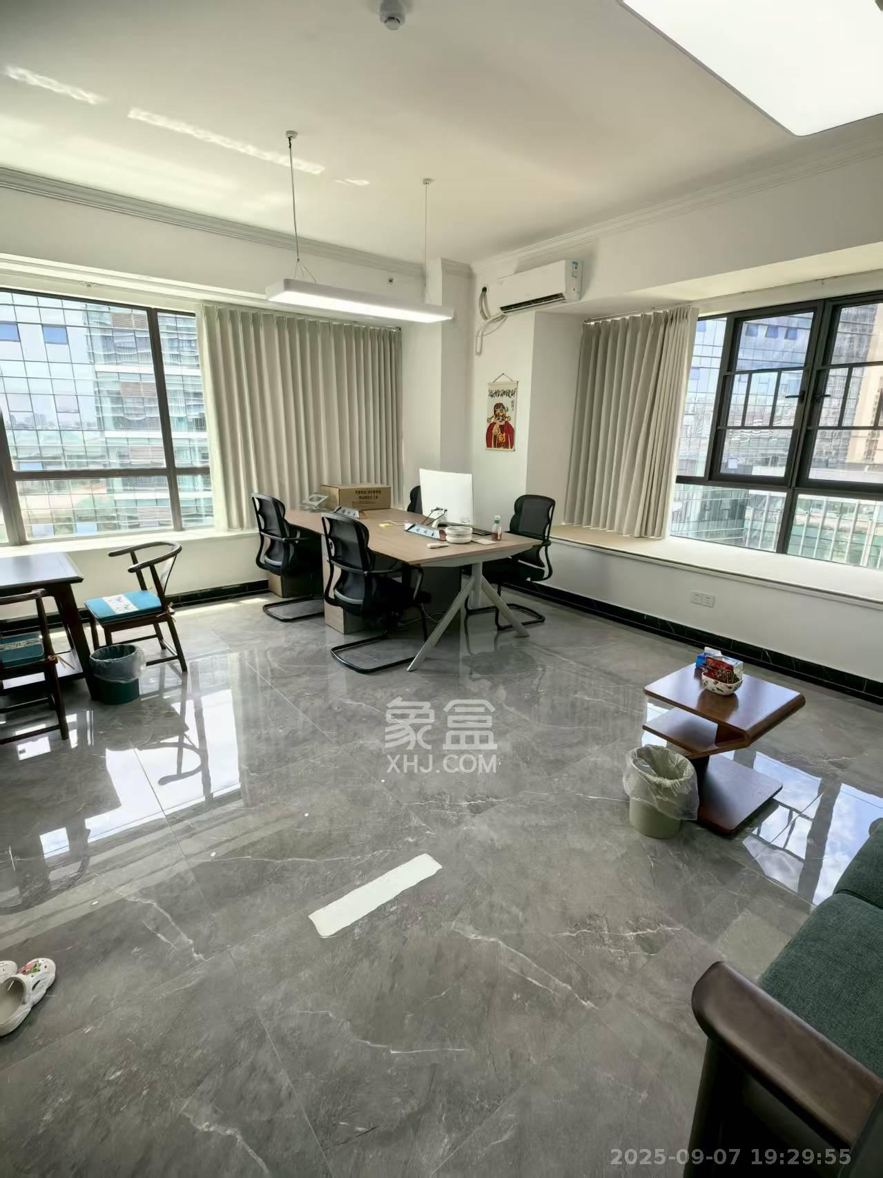 长燃润和天地(长润小区印湘江) 2室2厅1卫 2800.0元/月 长燃润和天地(长润小区印湘江) 2室2厅1卫 2800.0元/月室内图