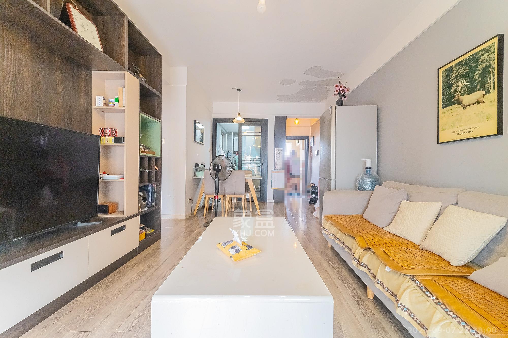 华润置地广场二期  3室2厅2卫    72.0万客厅