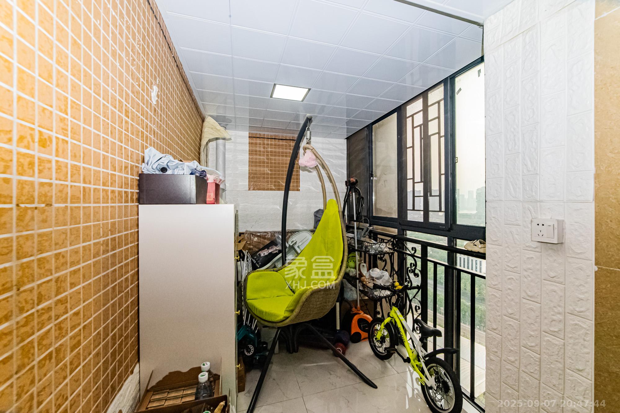 珠江郦城薰衣道  3室2厅1卫    90.0万 珠江郦城薰衣道  3室2厅1卫    90.0万阳台