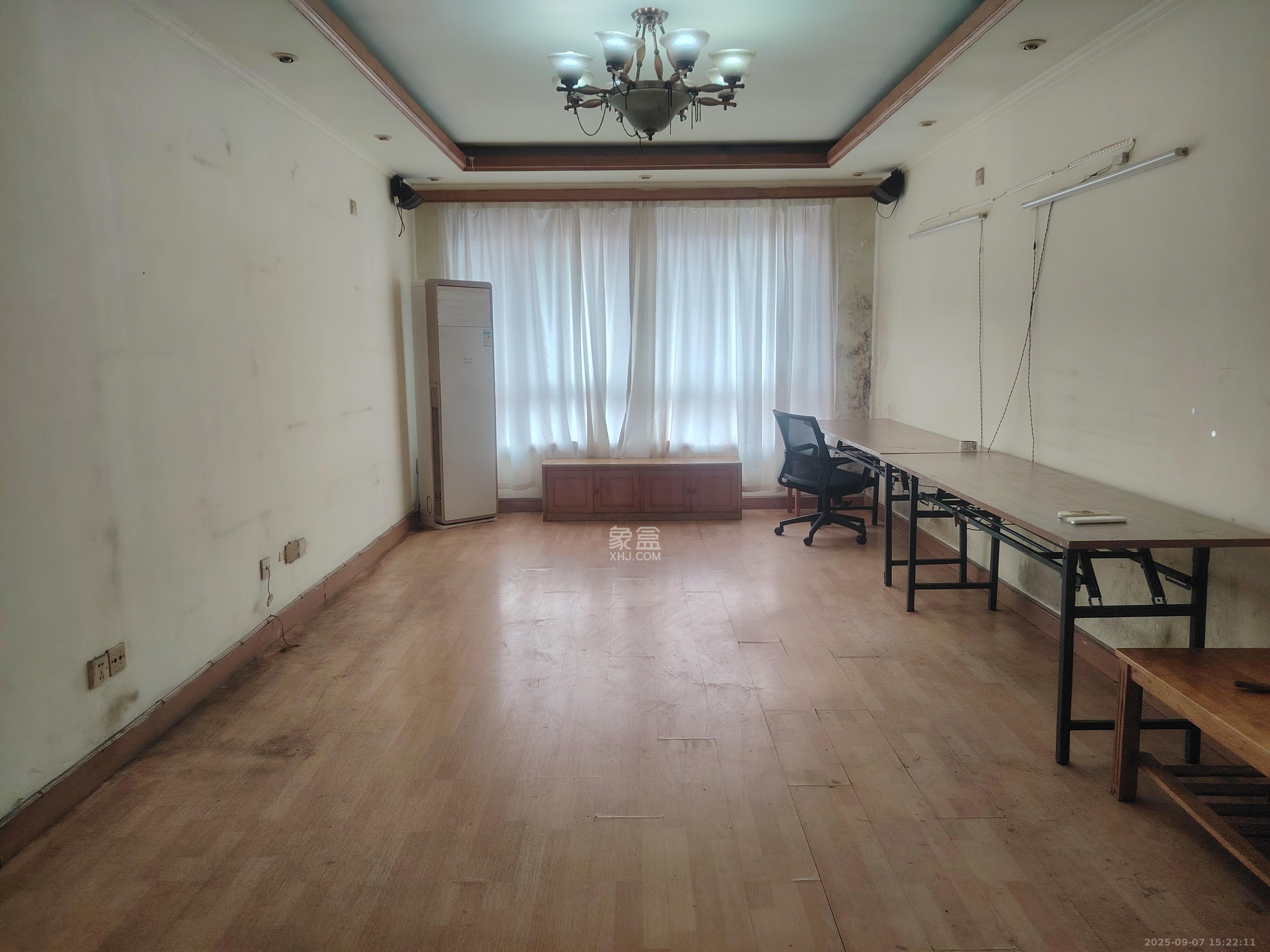 新富城 3室2厅2卫 2600.0元/月 新富城 3室2厅2卫 2600.0元/月室内图