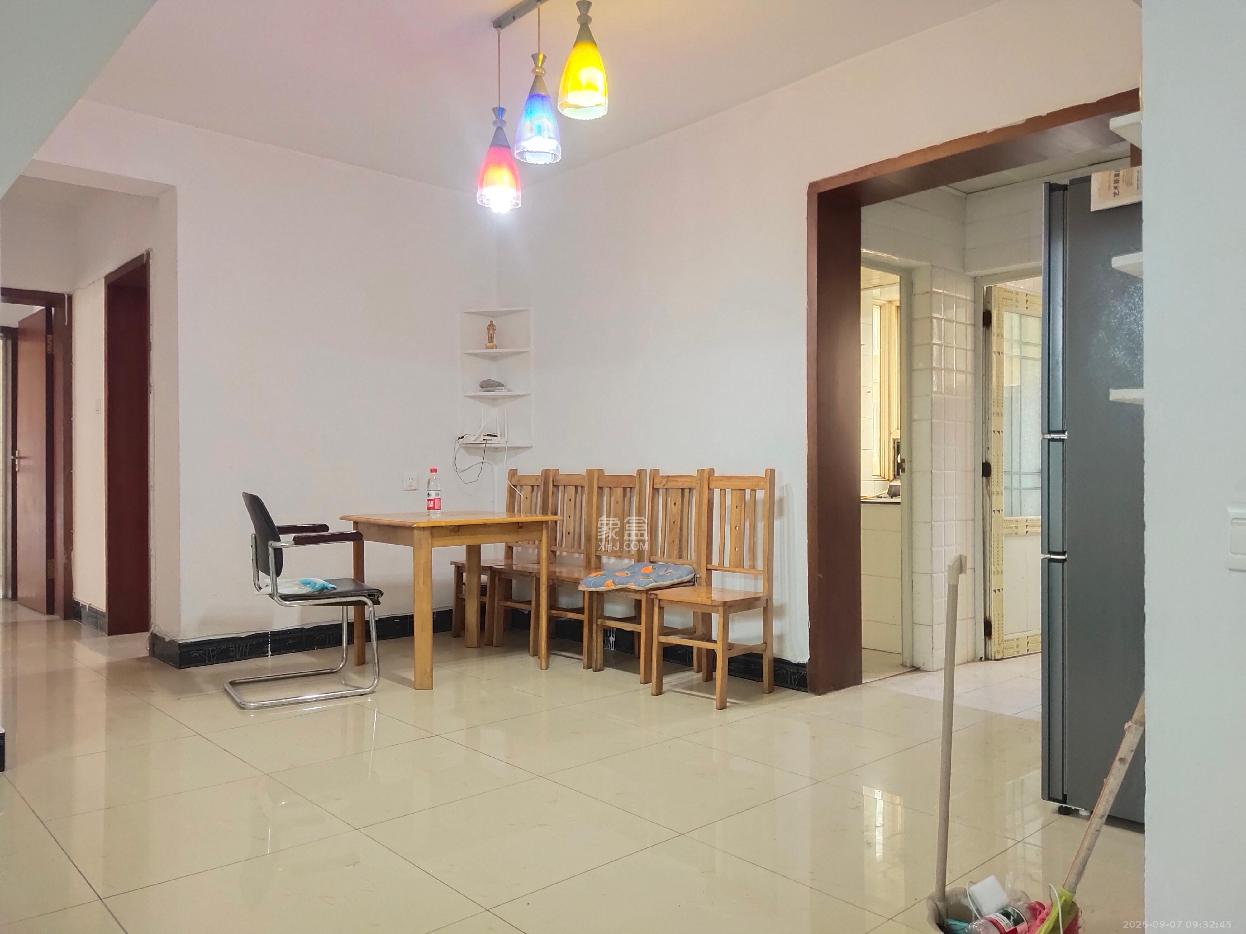 御景龙城  3室2厅2卫    1900.0元/月室内图