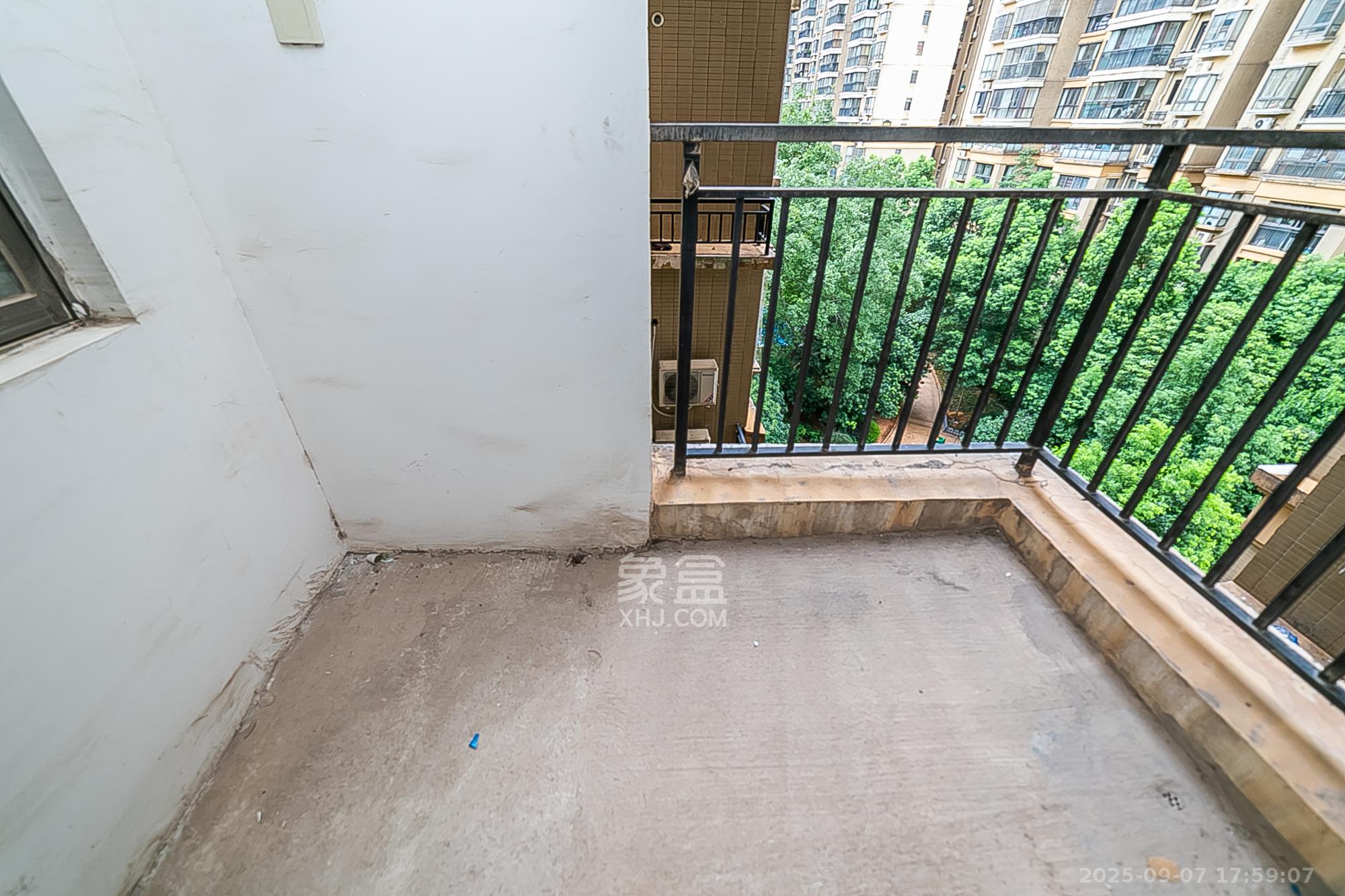 钱隆樽品(一、二、三期) 4室2厅2卫 148.0万 钱隆樽品(一、二、三期) 4室2厅2卫 148.0万阳台