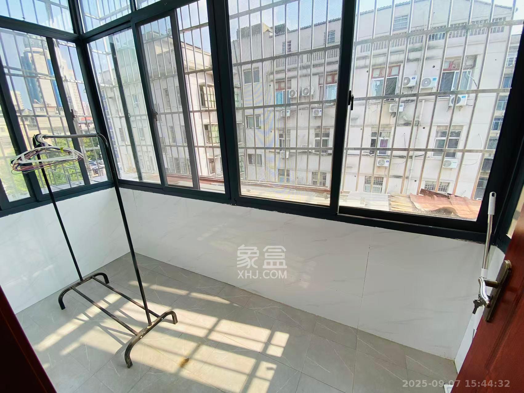 席草田散盘 3室1厅1卫 2180.0元/月 席草田散盘 3室1厅1卫 2180.0元/月室内图