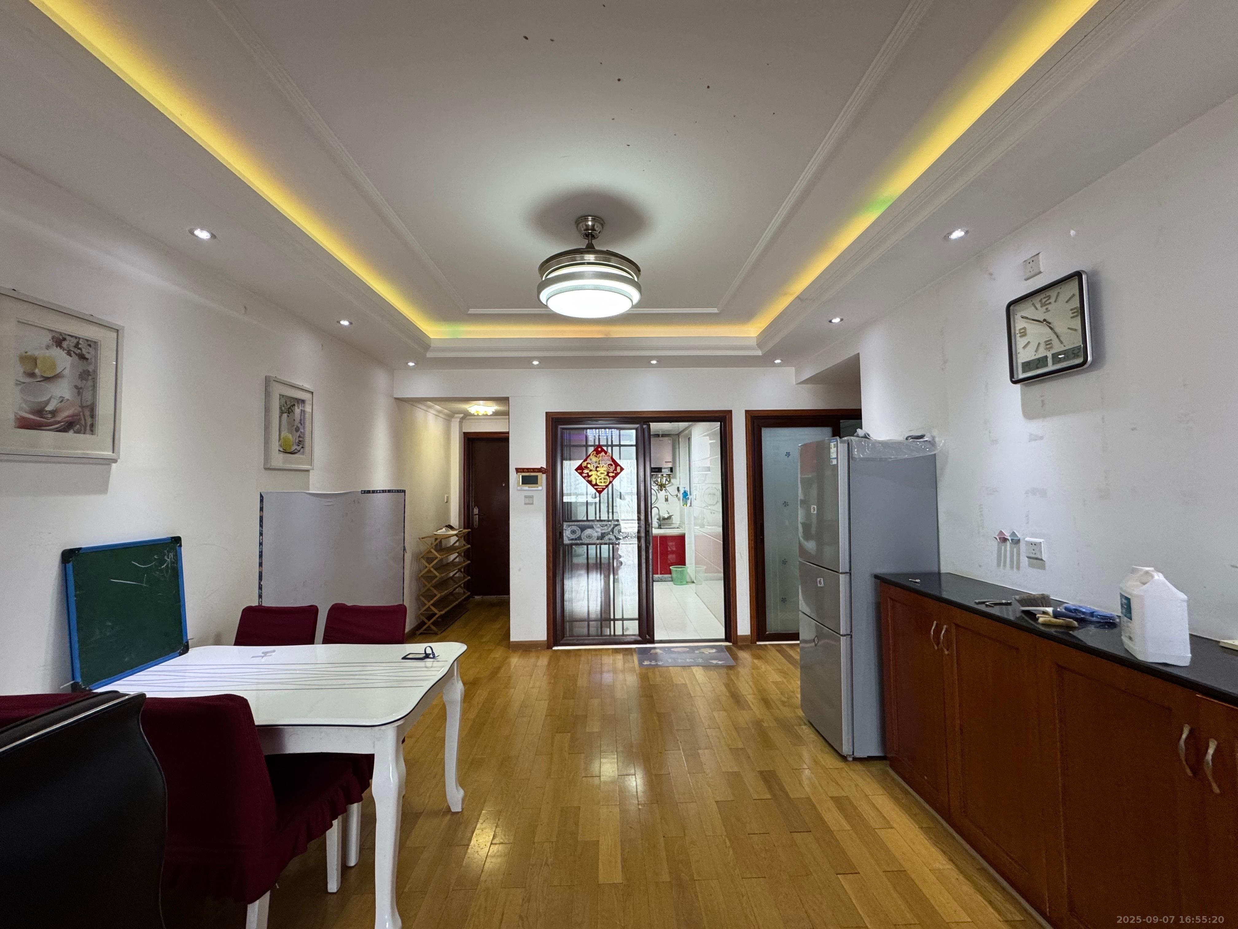 美的城二期  3室2厅2卫    2000.0元/月室内图