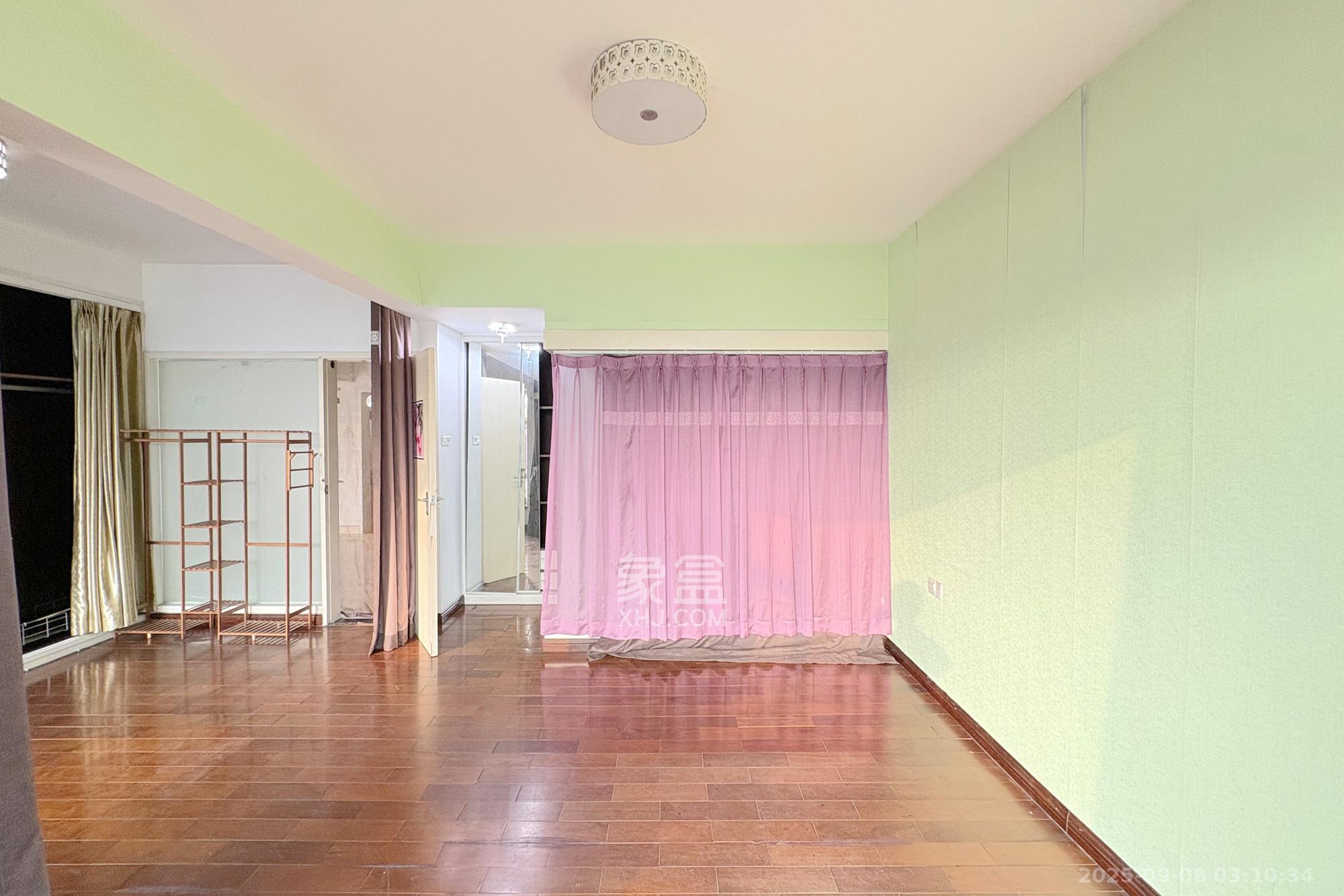 王府花园  4室2厅2卫    178.0万卧室