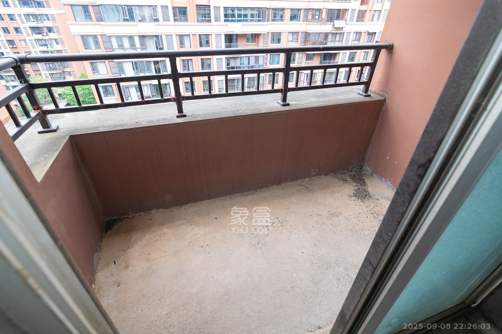 新城国际花都  4室2厅2卫    120.0万阳台