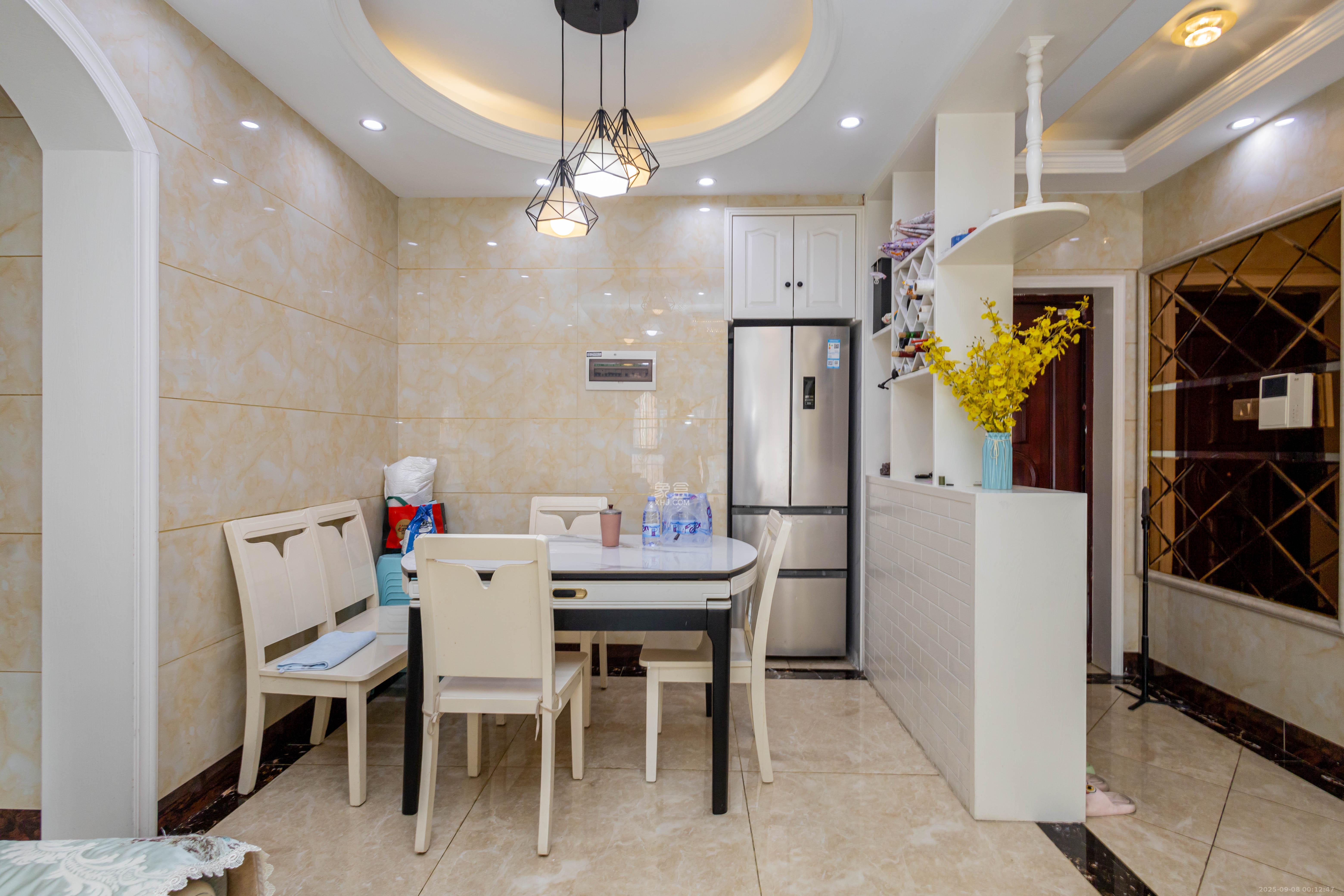 海德公园  3室2厅2卫    92.0万客厅