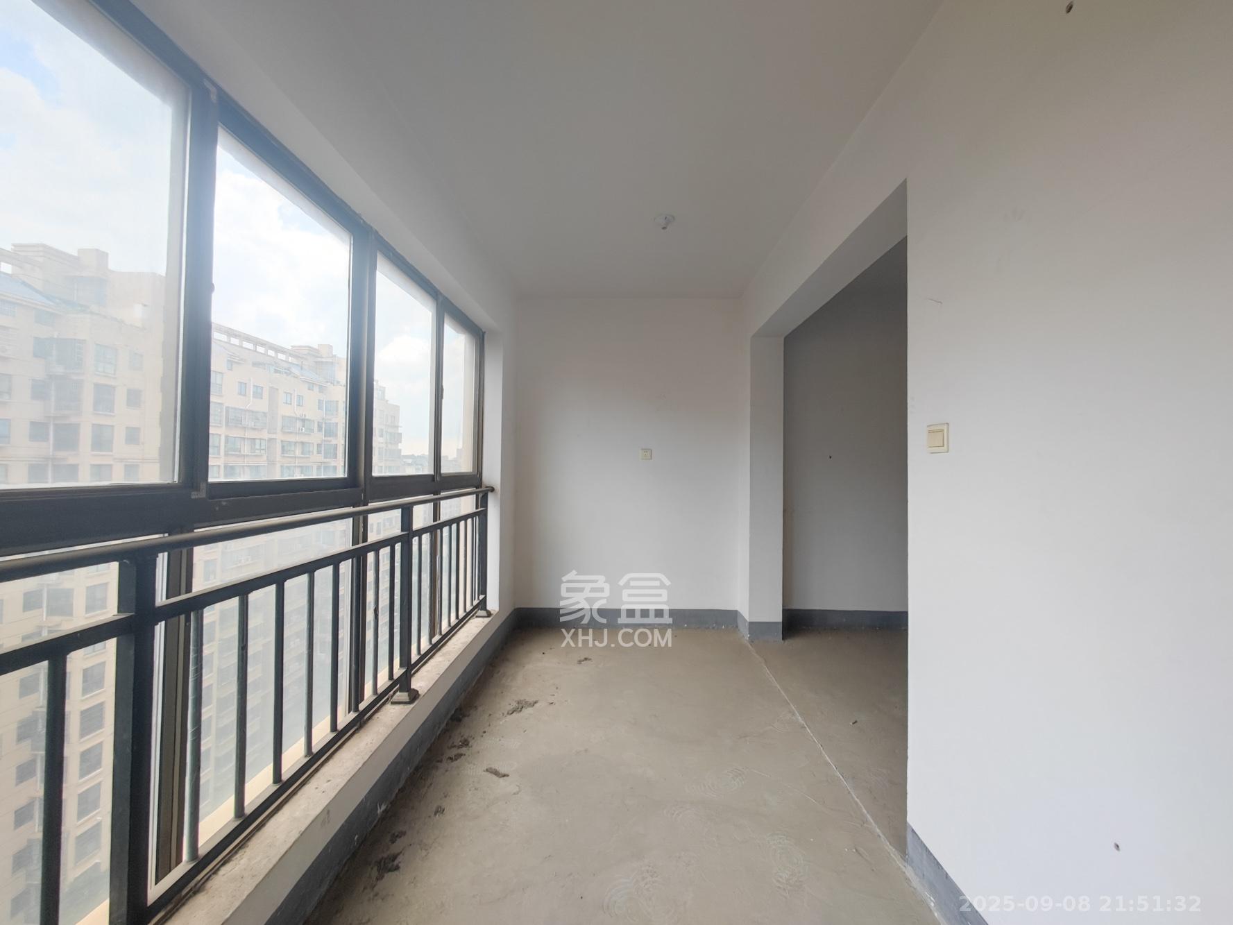 中天瑞景  4室2厅2卫    165.0万阳台