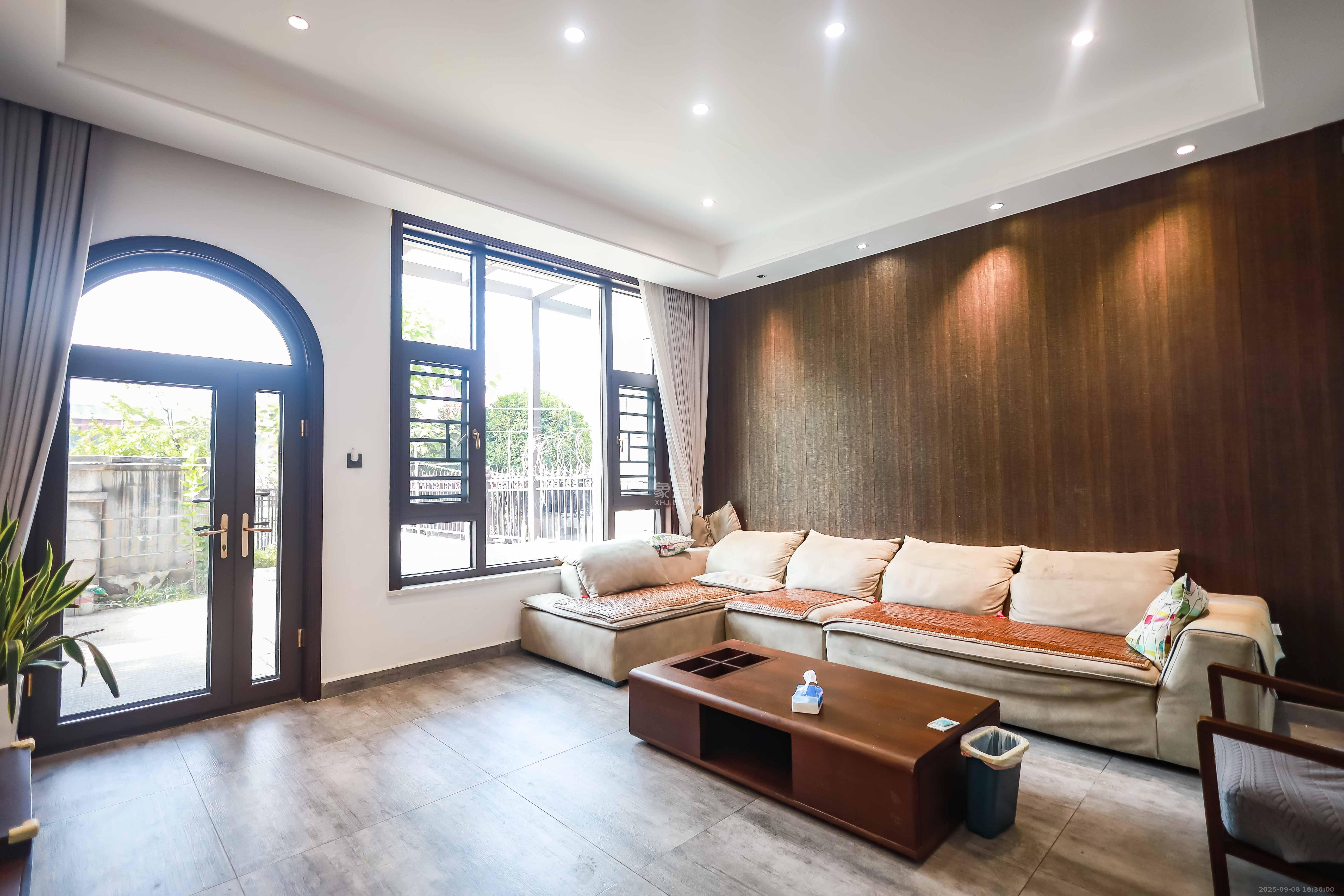 奥克斯缔壹城  4室2厅3卫    478.0万客厅