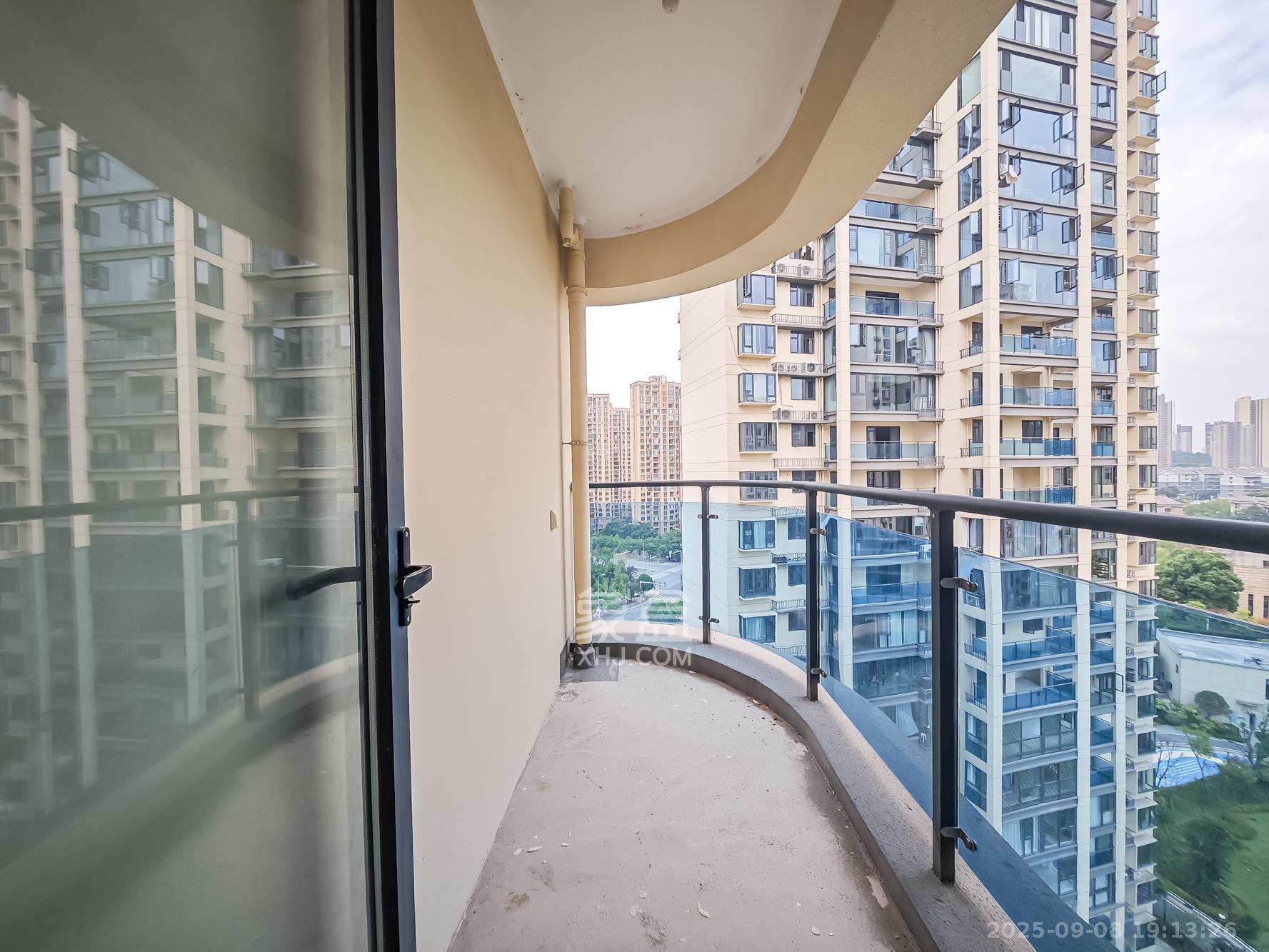 地铁中建江山玖樾  4室2厅2卫    325.0万阳台