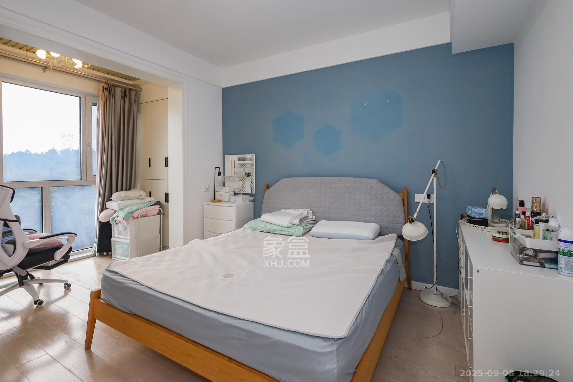 八方小区B区 3室2厅2卫 390.0万 八方小区B区 3室2厅2卫 390.0万卧室