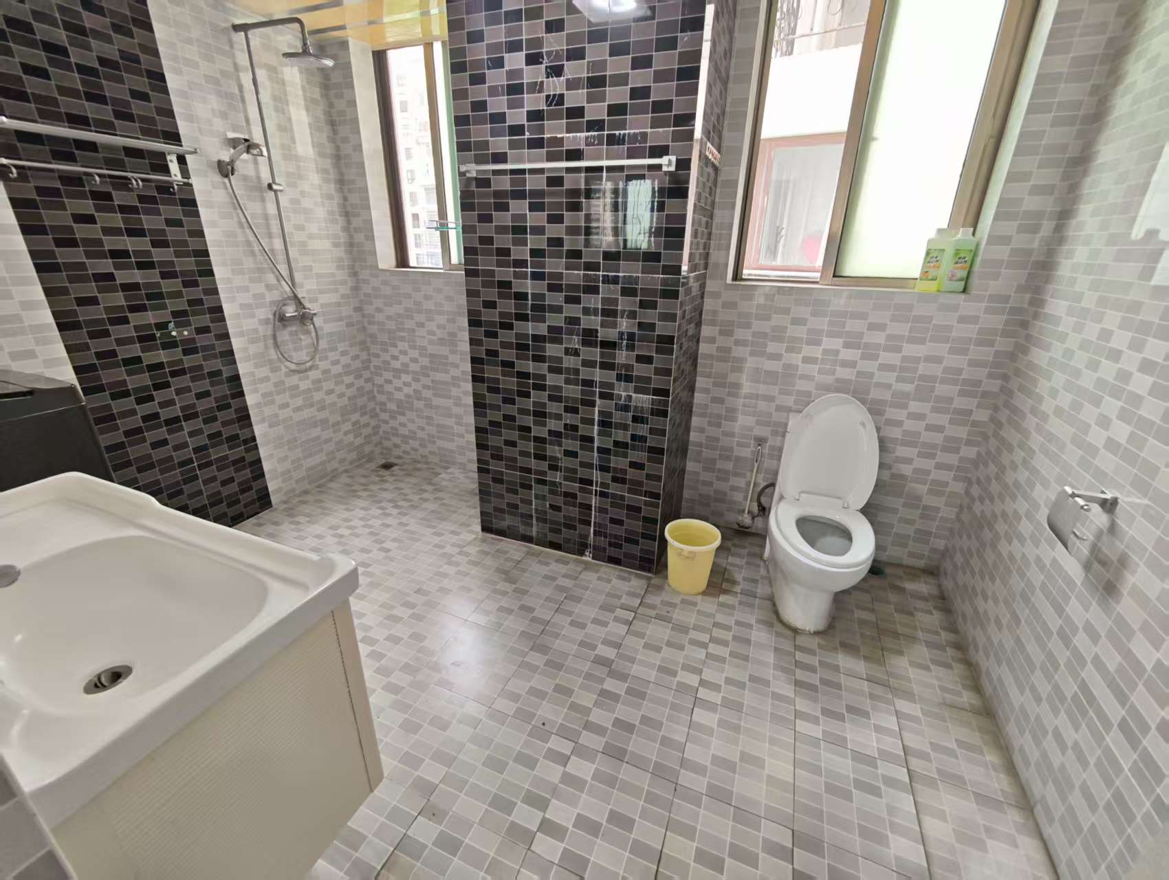 泉海好家园 2室2厅1卫 2500.0元/月 泉海好家园 2室2厅1卫 2500.0元/月室内图