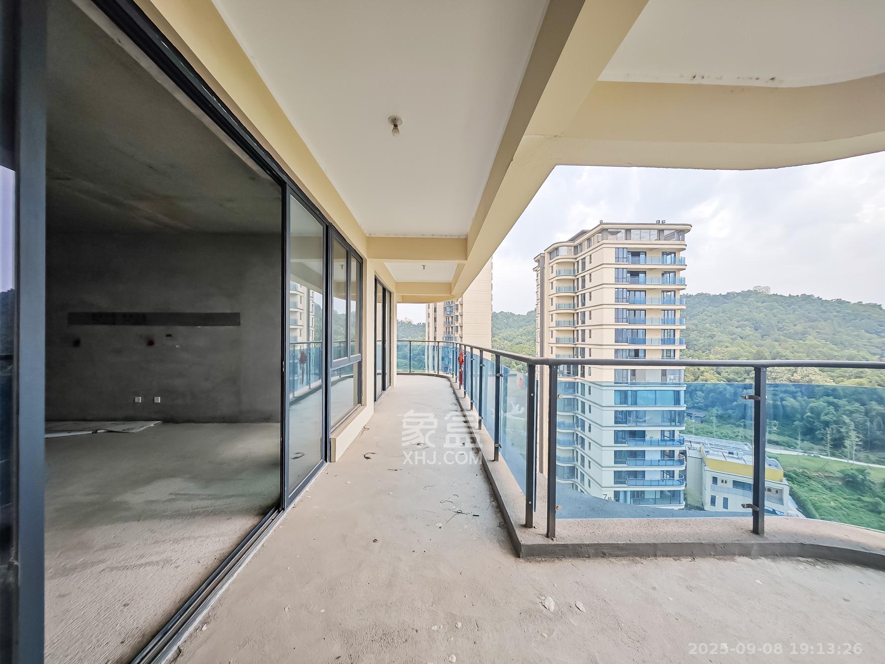 地铁中建江山玖樾  4室2厅2卫    325.0万阳台