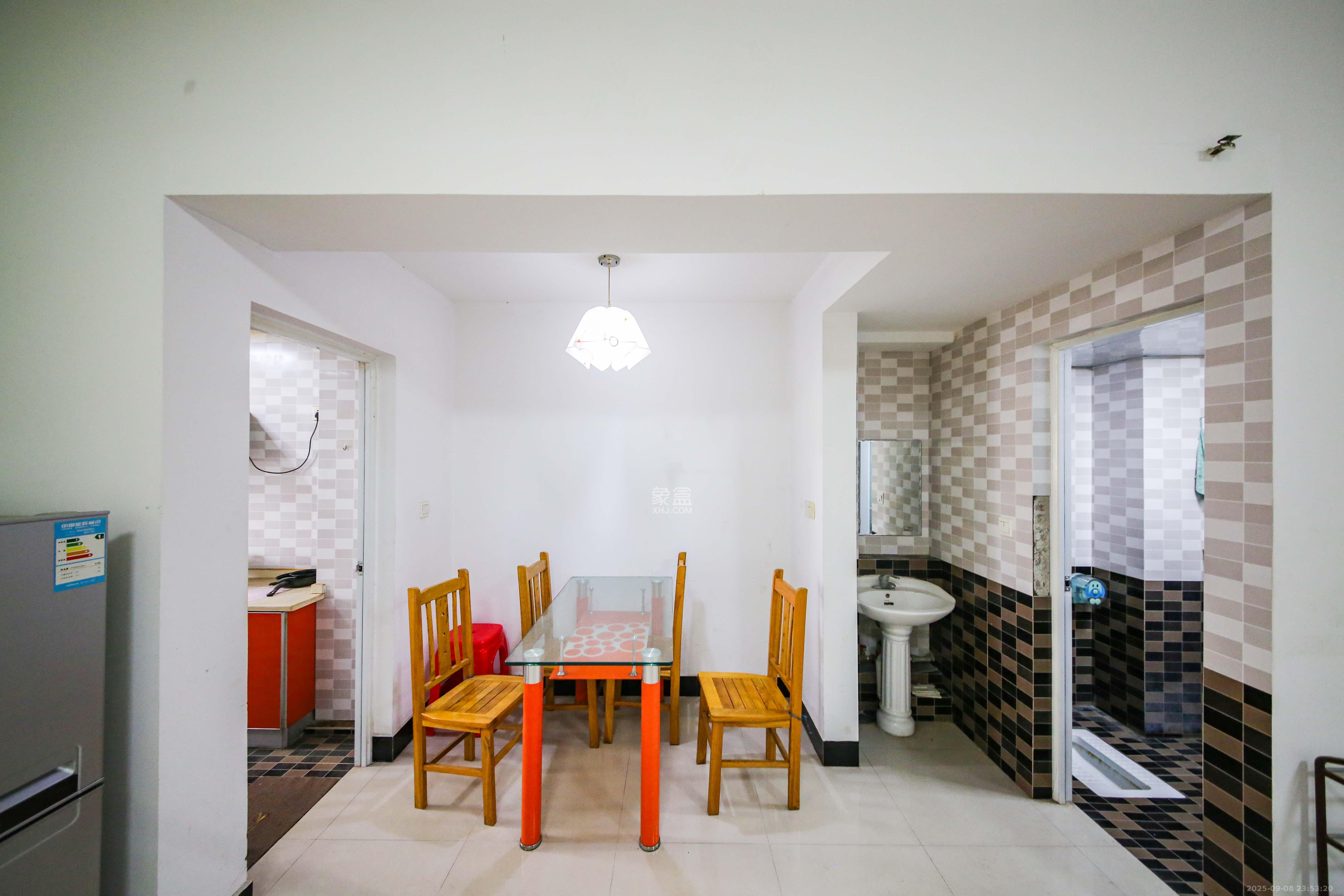 满庭芳小区  1室1厅1卫    50.4万客厅