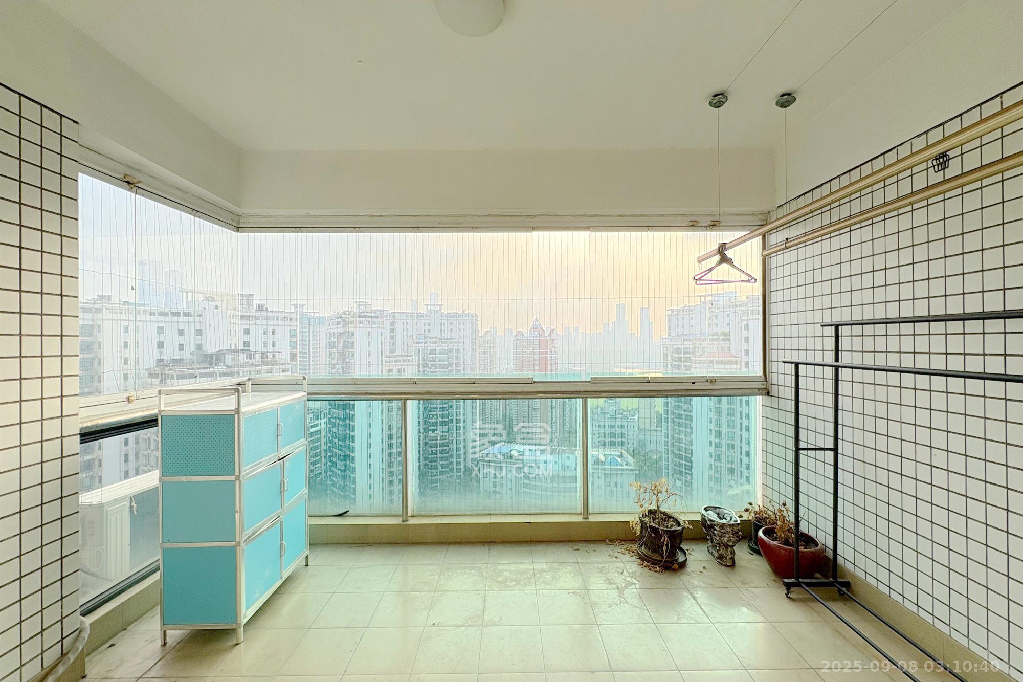 王府花园  4室2厅2卫    178.0万阳台