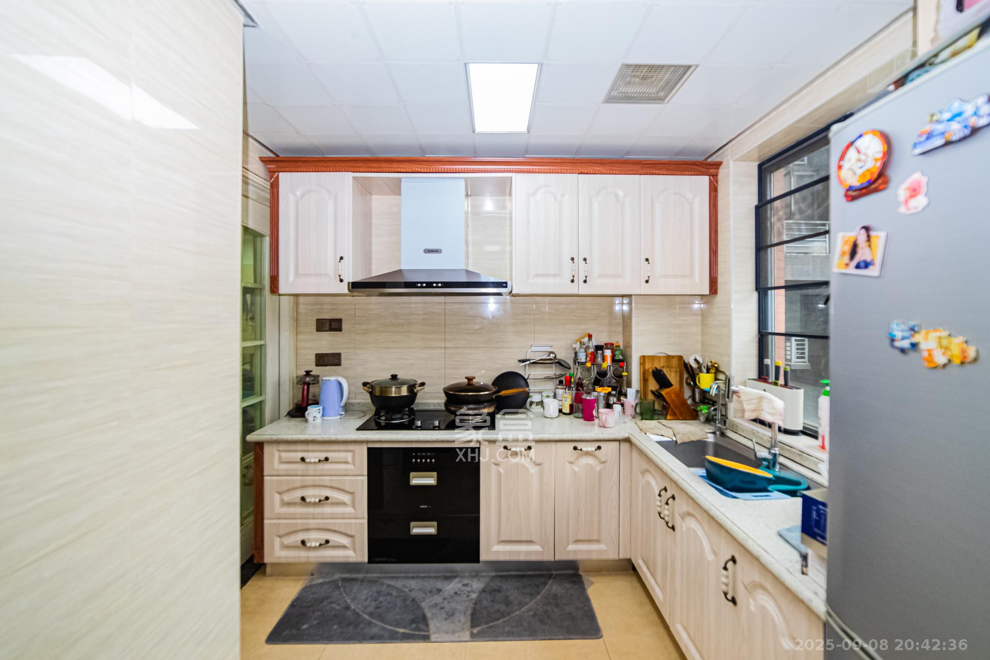 滨江君悦香邸  3室2厅2卫    130.28万 滨江君悦香邸  3室2厅2卫    130.28万厨房