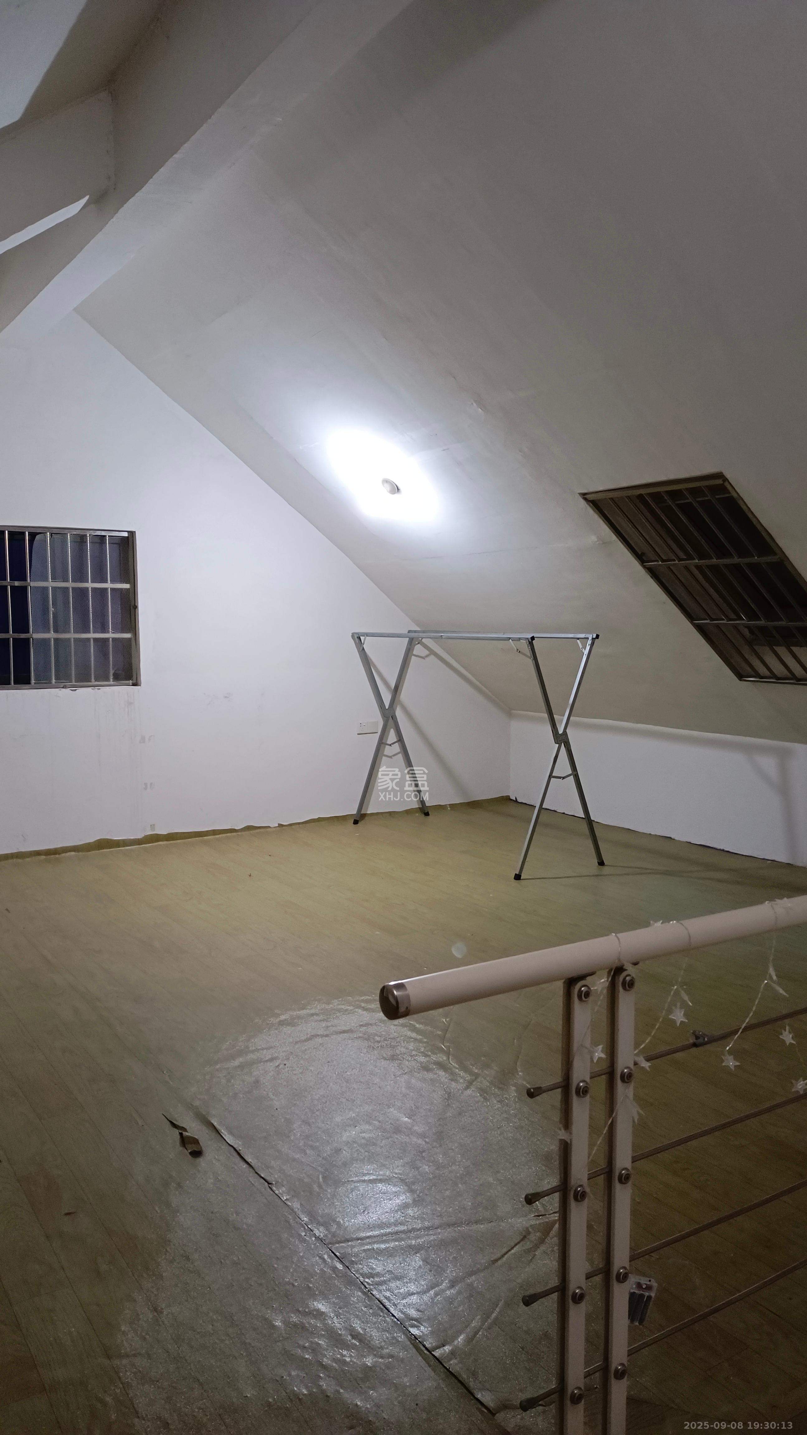 华润凤凰城一期  3室2厅2卫    1900.0元/月室内图