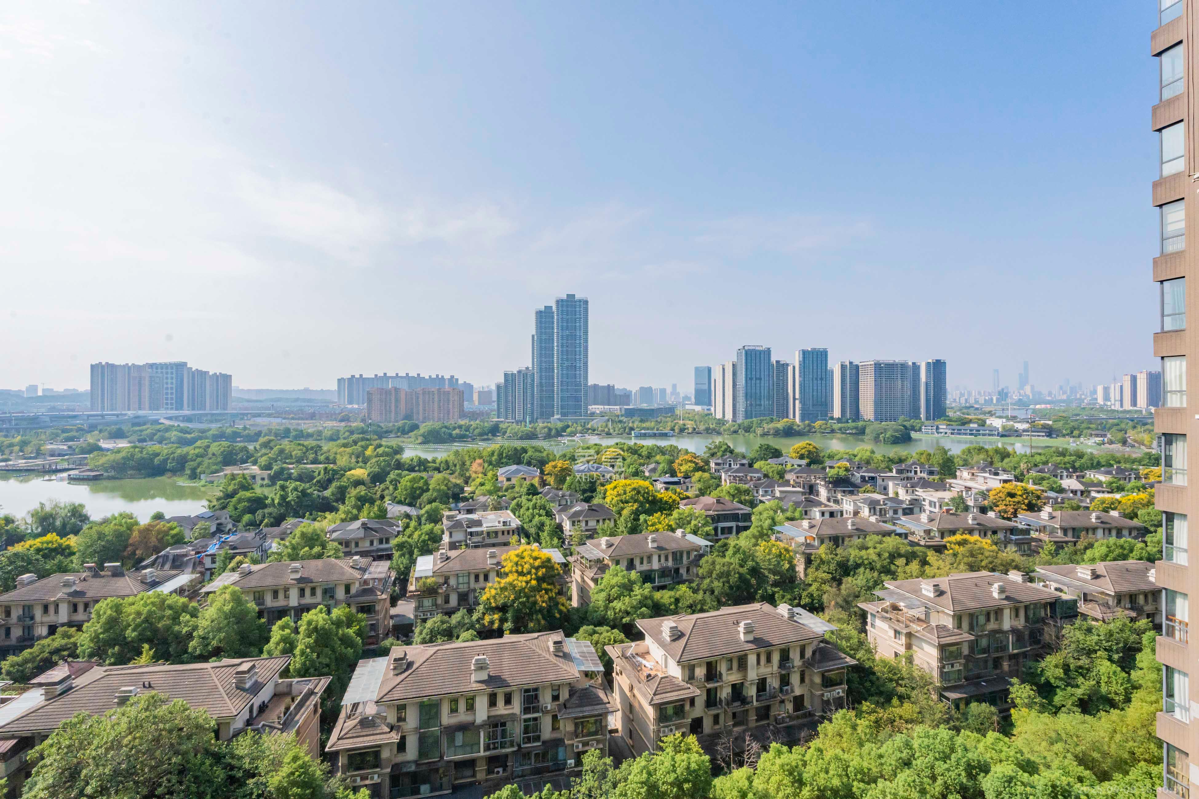 藏珑湖上国际花园 4室2厅2卫 218.0万 藏珑湖上国际花园 4室2厅2卫 218.0万阳台