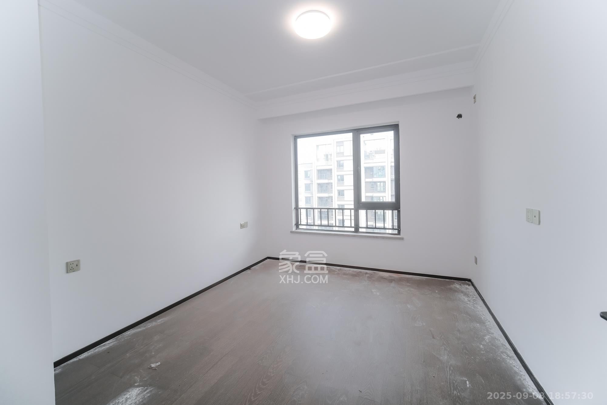 荣盛城  4室2厅2卫    95.0万卧室