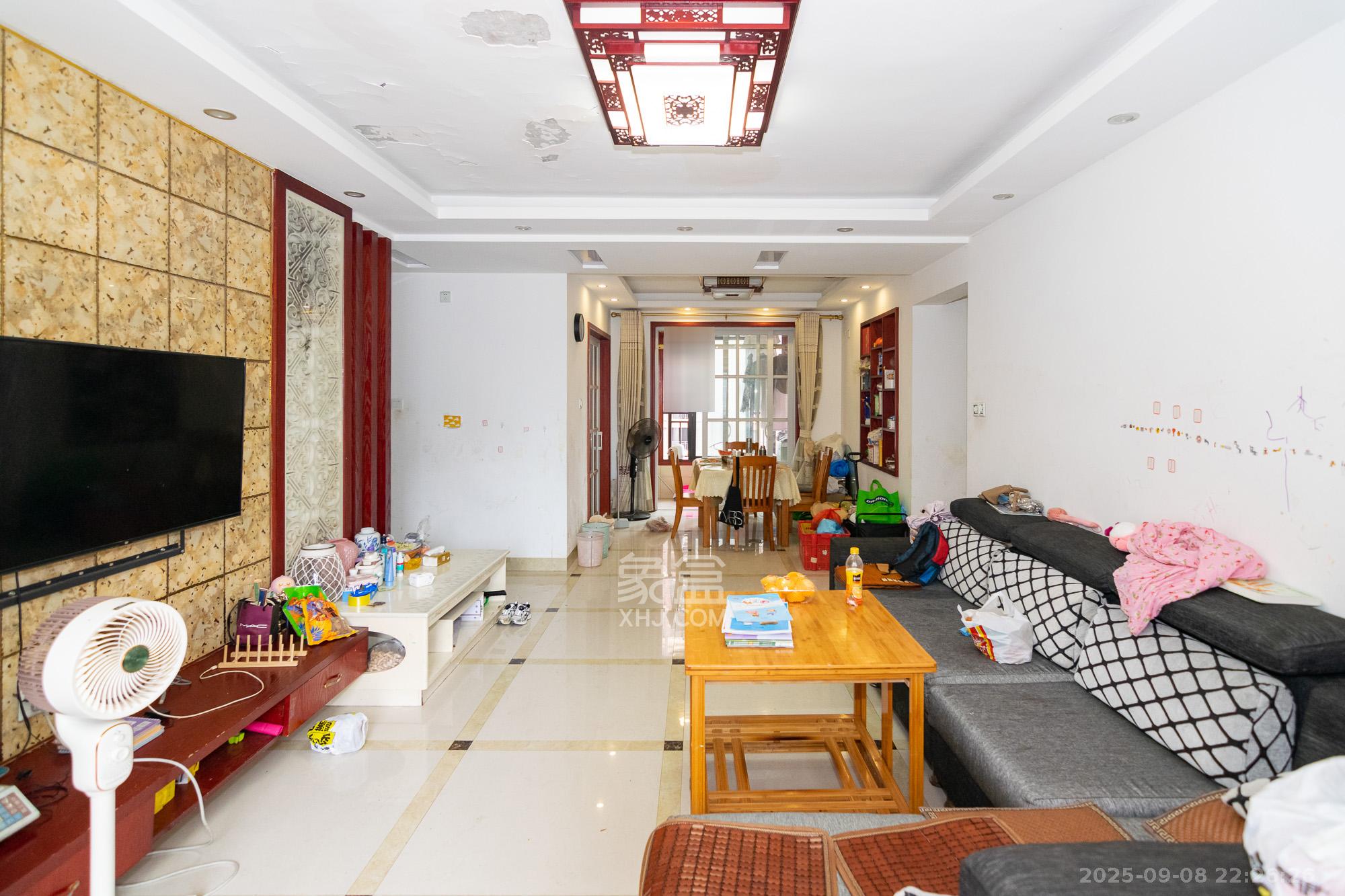 新城国际花都 3室2厅2卫 65.0万 新城国际花都 3室2厅2卫 65.0万客厅