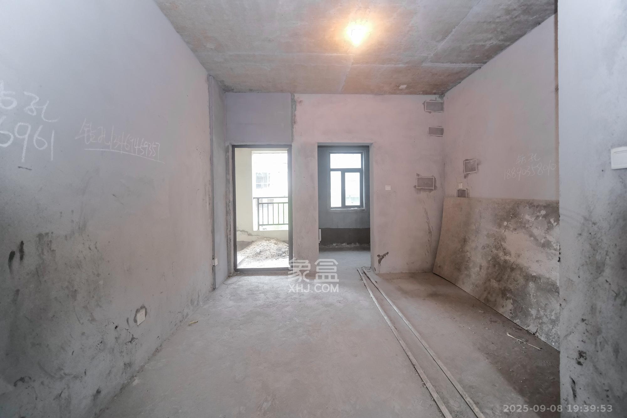 艾美潇湘  3室2厅1卫    98.0万客厅