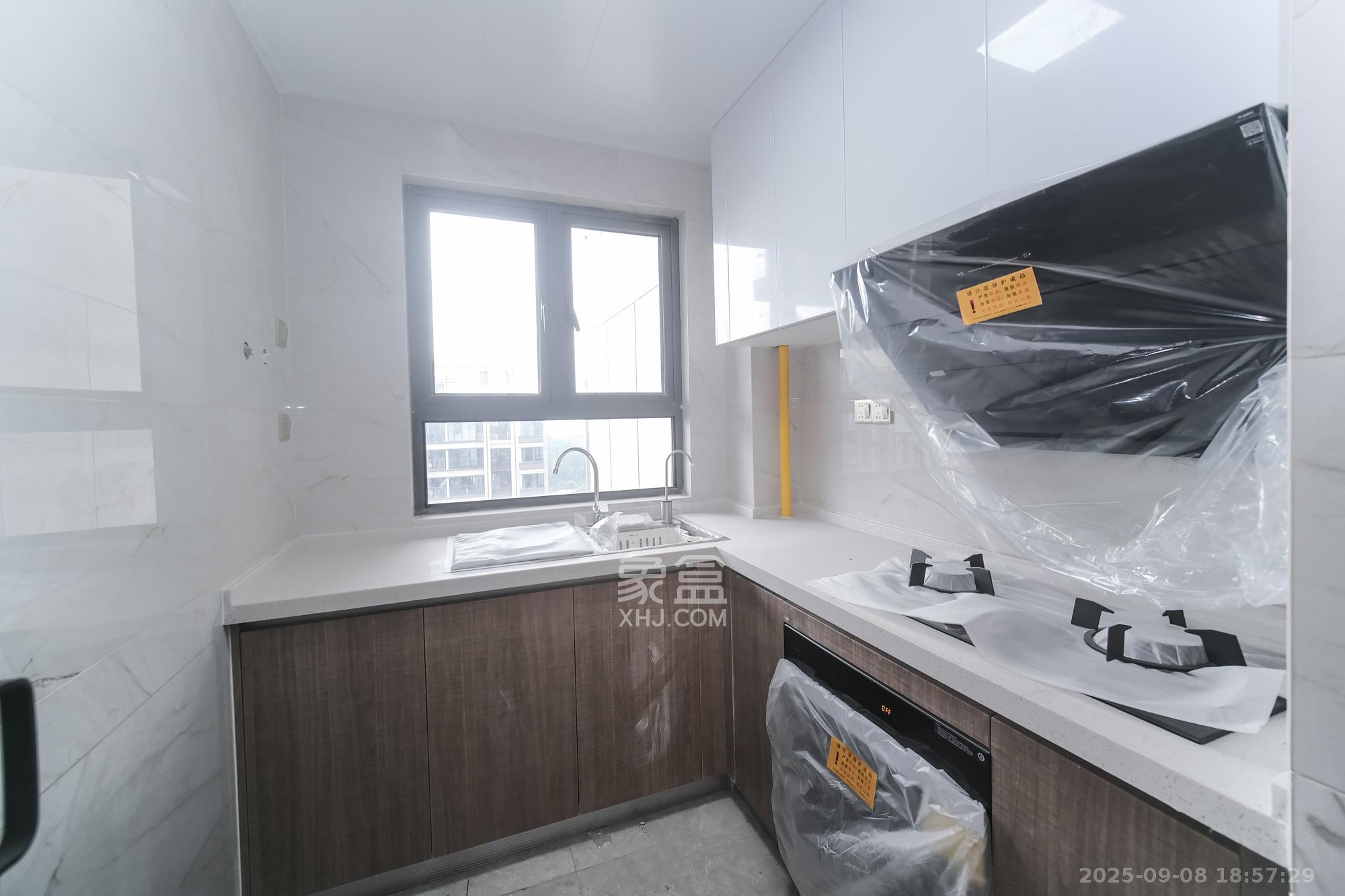 荣盛城  4室2厅2卫    95.0万厨房