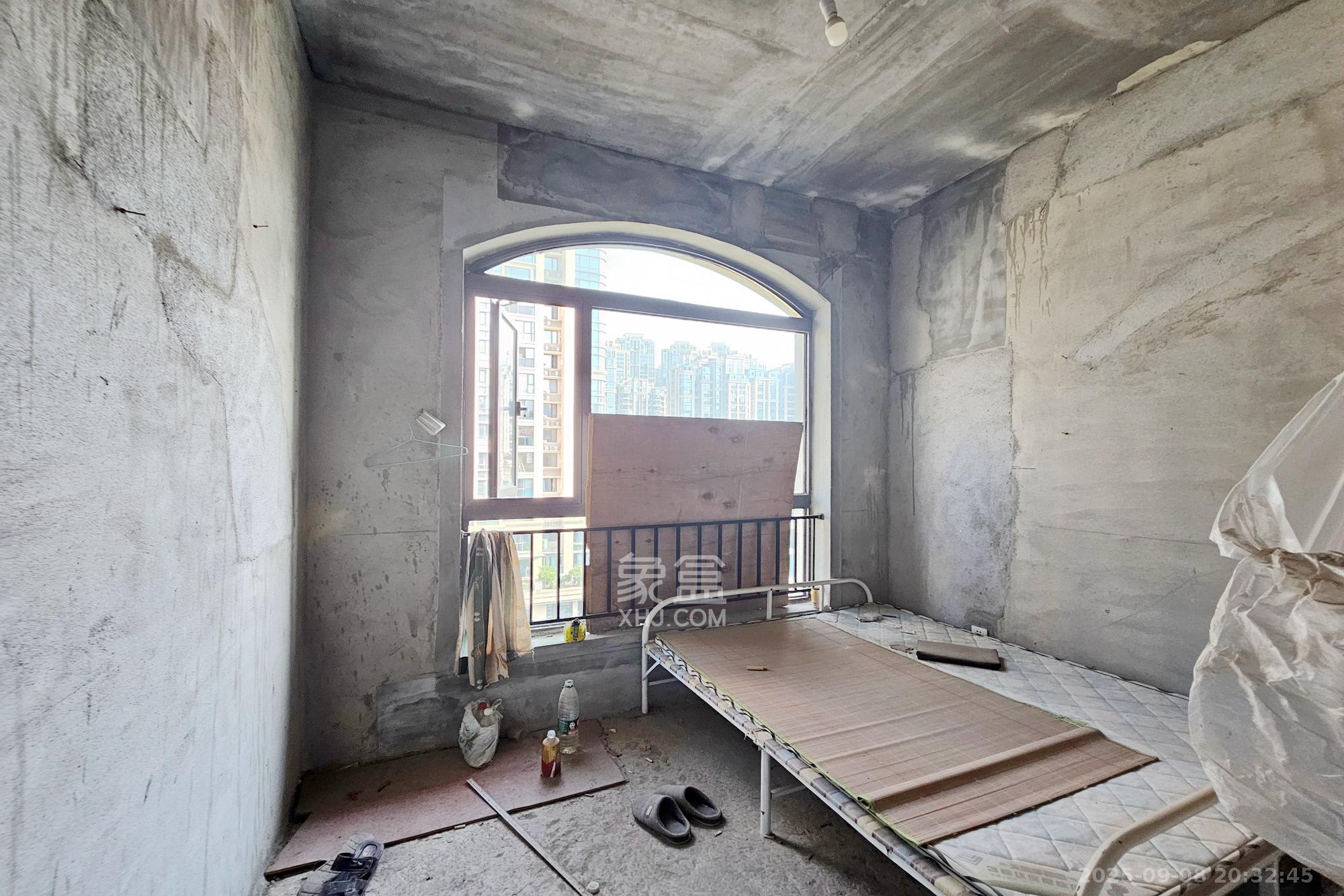 明昇壹城(明昇时代广场)一期 6室2厅4卫 408.00万 明昇壹城(明昇时代广场)一期 6室2厅4卫 408.00万卧室