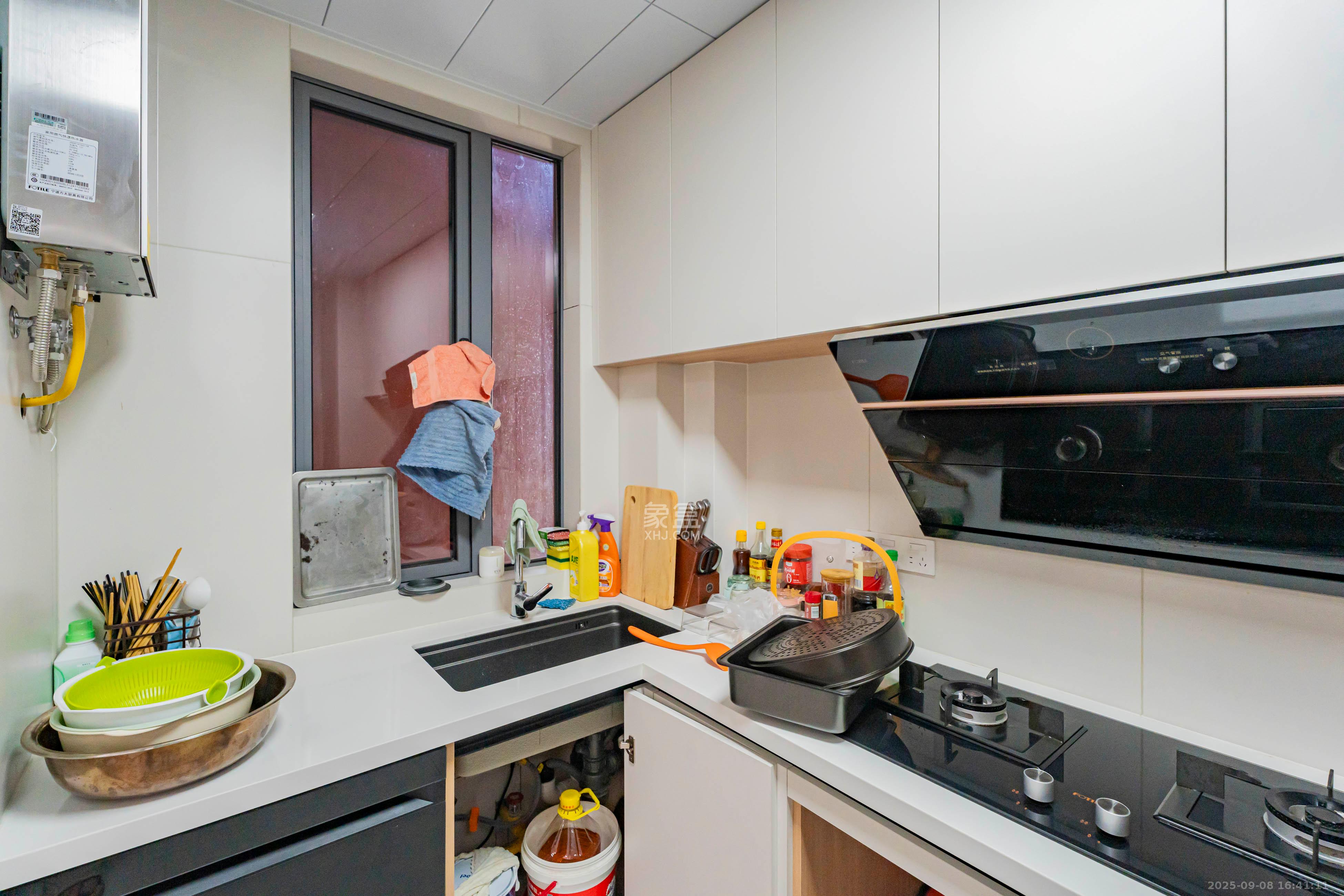 金色溪泉湾  3室2厅2卫    155.0万 金色溪泉湾  3室2厅2卫    155.0万厨房