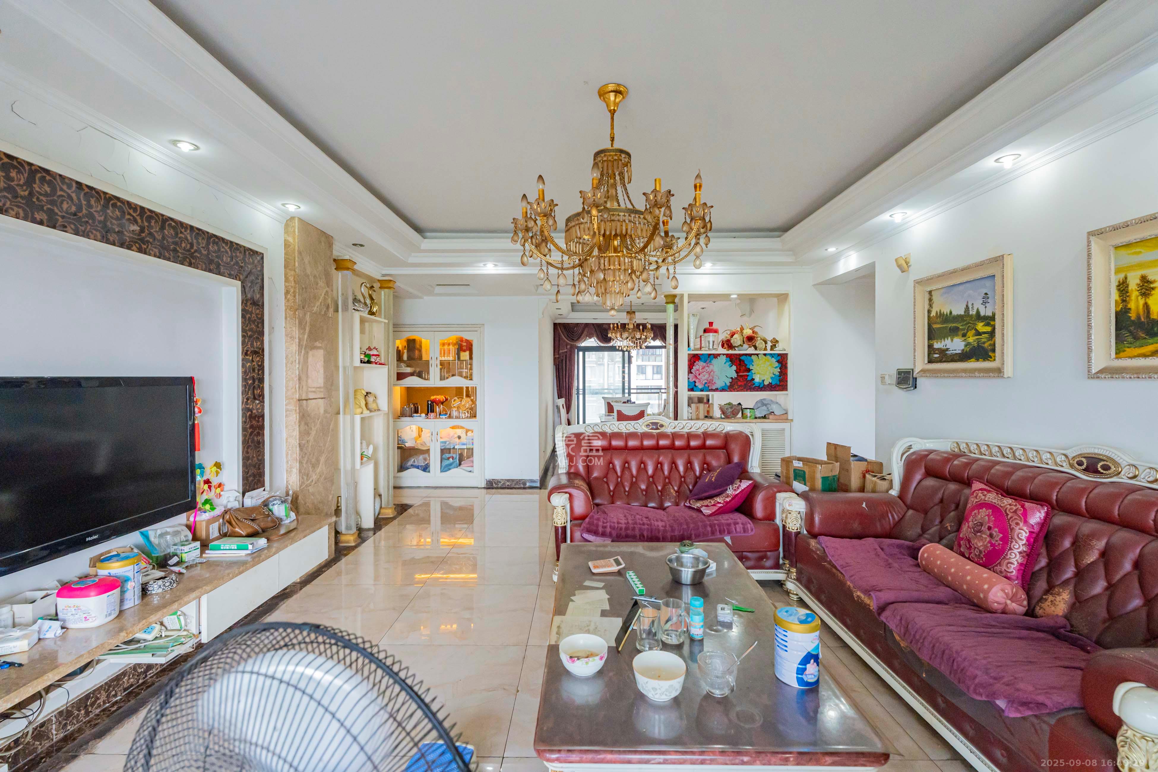 藏珑湖上国际花园 4室2厅2卫 218.0万 藏珑湖上国际花园 4室2厅2卫 218.0万客厅