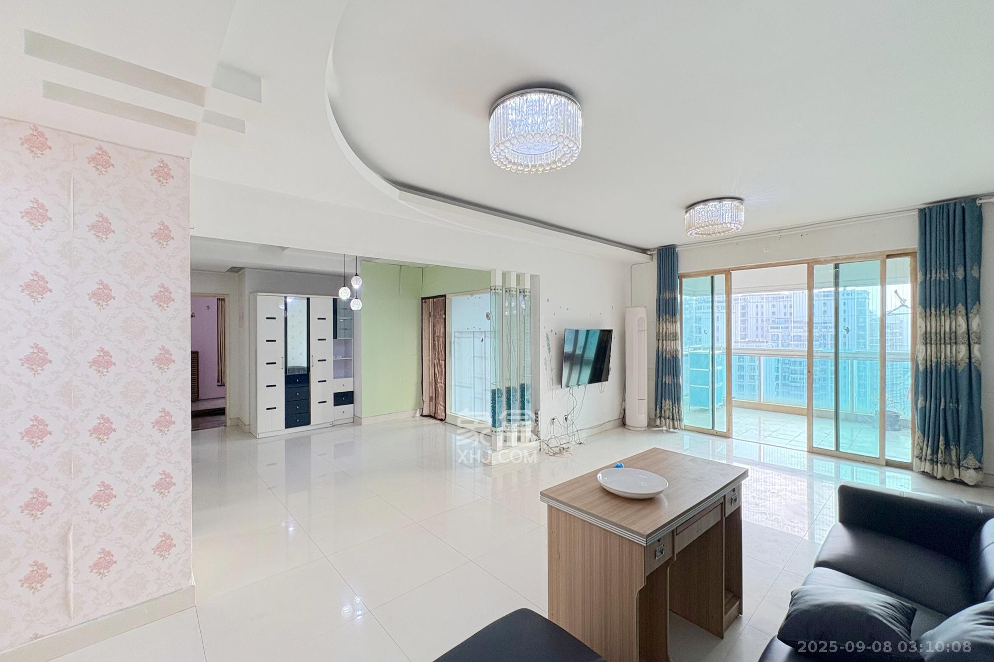 王府花园  4室2厅2卫    178.0万客厅