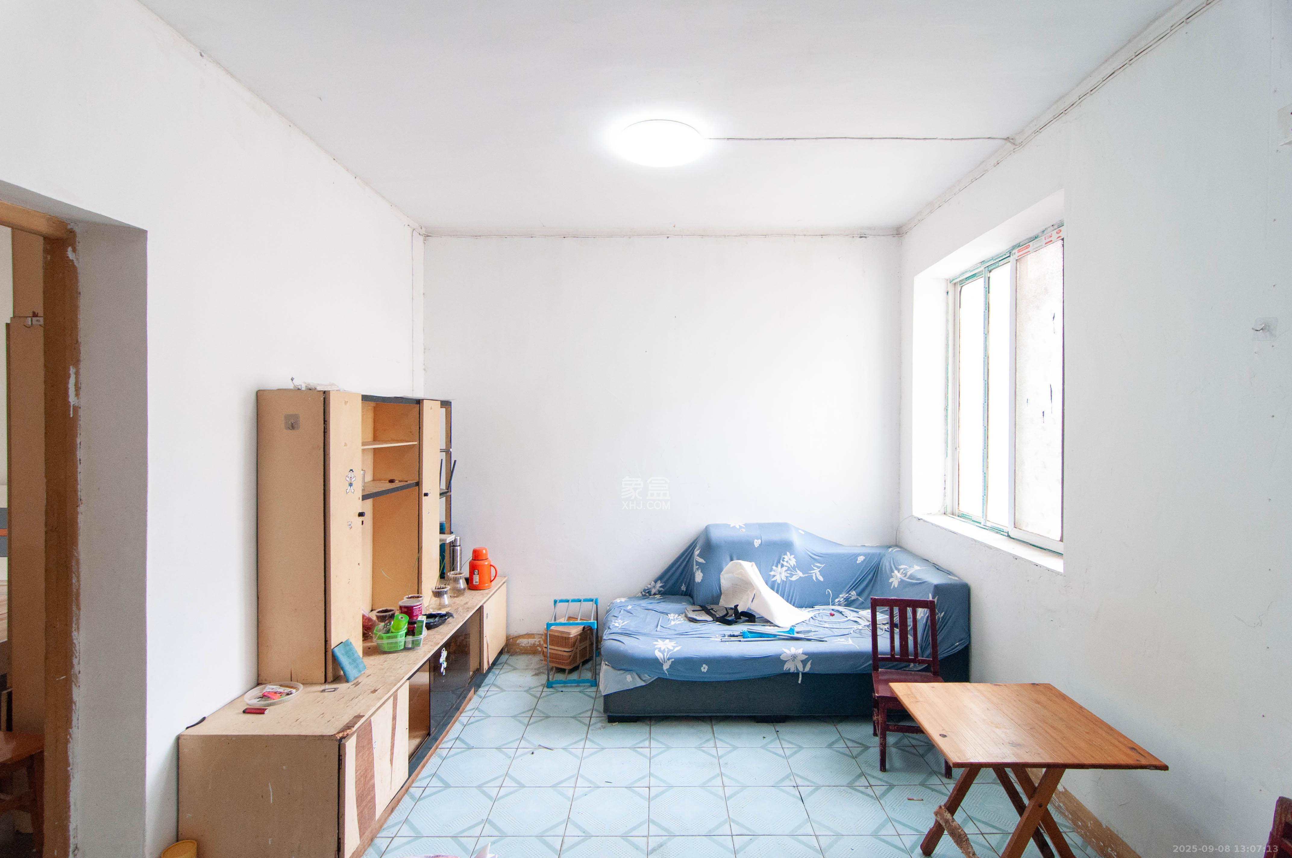 航天大院  2室2厅1卫    40.0万 航天大院  2室2厅1卫    40.0万客厅