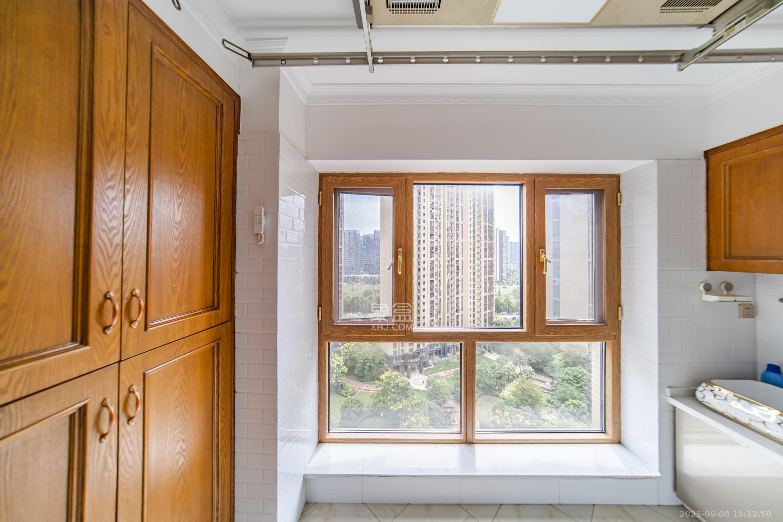 兰亭湾畔  3室2厅2卫    125.0万阳台