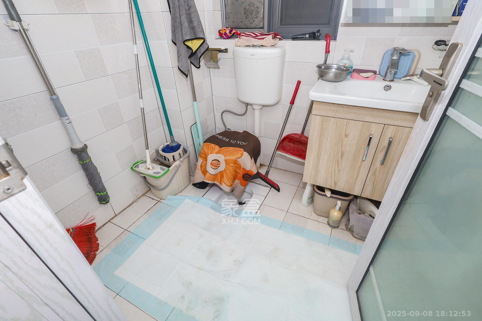 八方小区B区  3室2厅2卫    380.0万卫生间