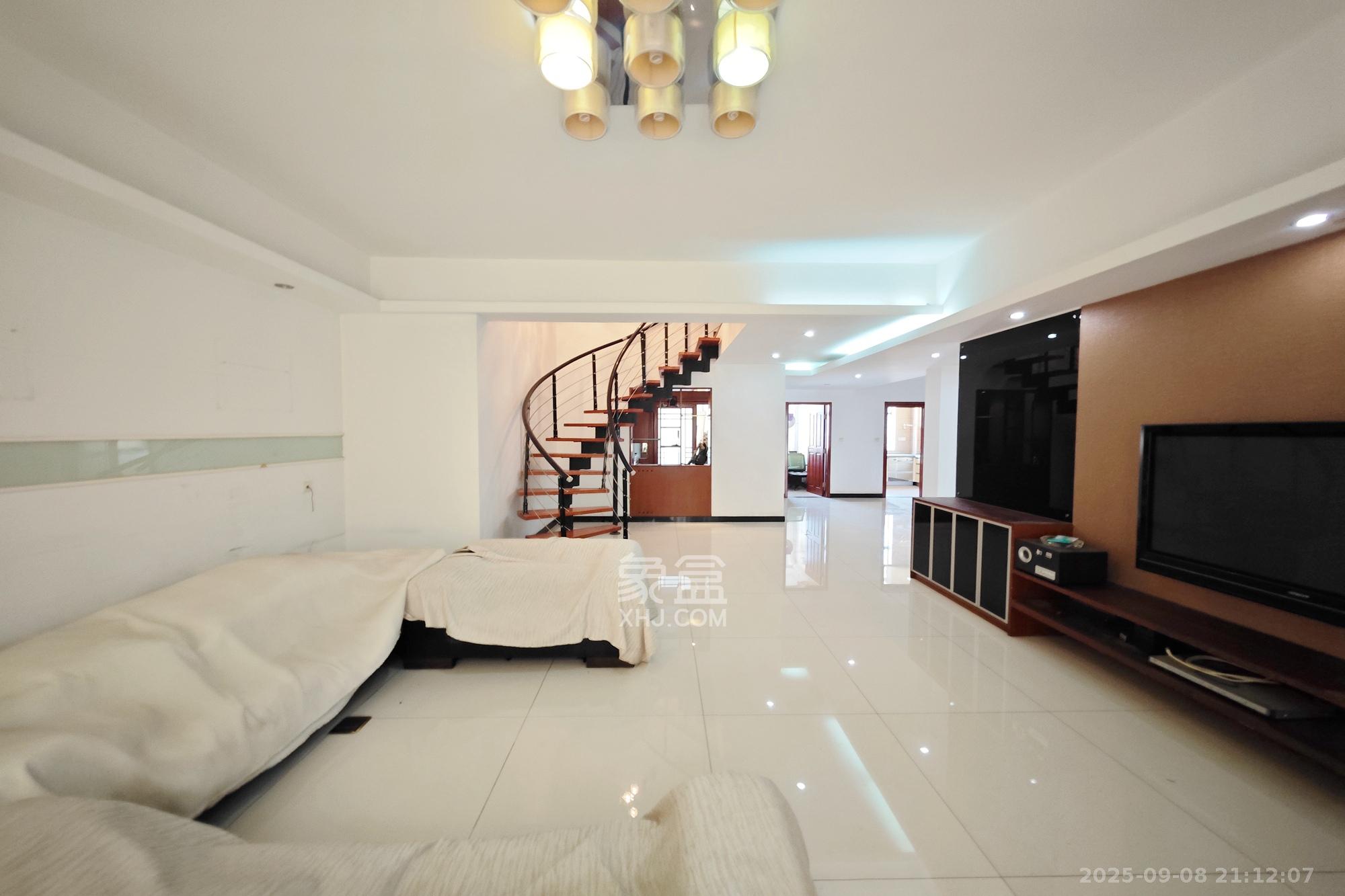 美林景园  6室2厅3卫    170.0万 美林景园  6室2厅3卫    170.0万客厅