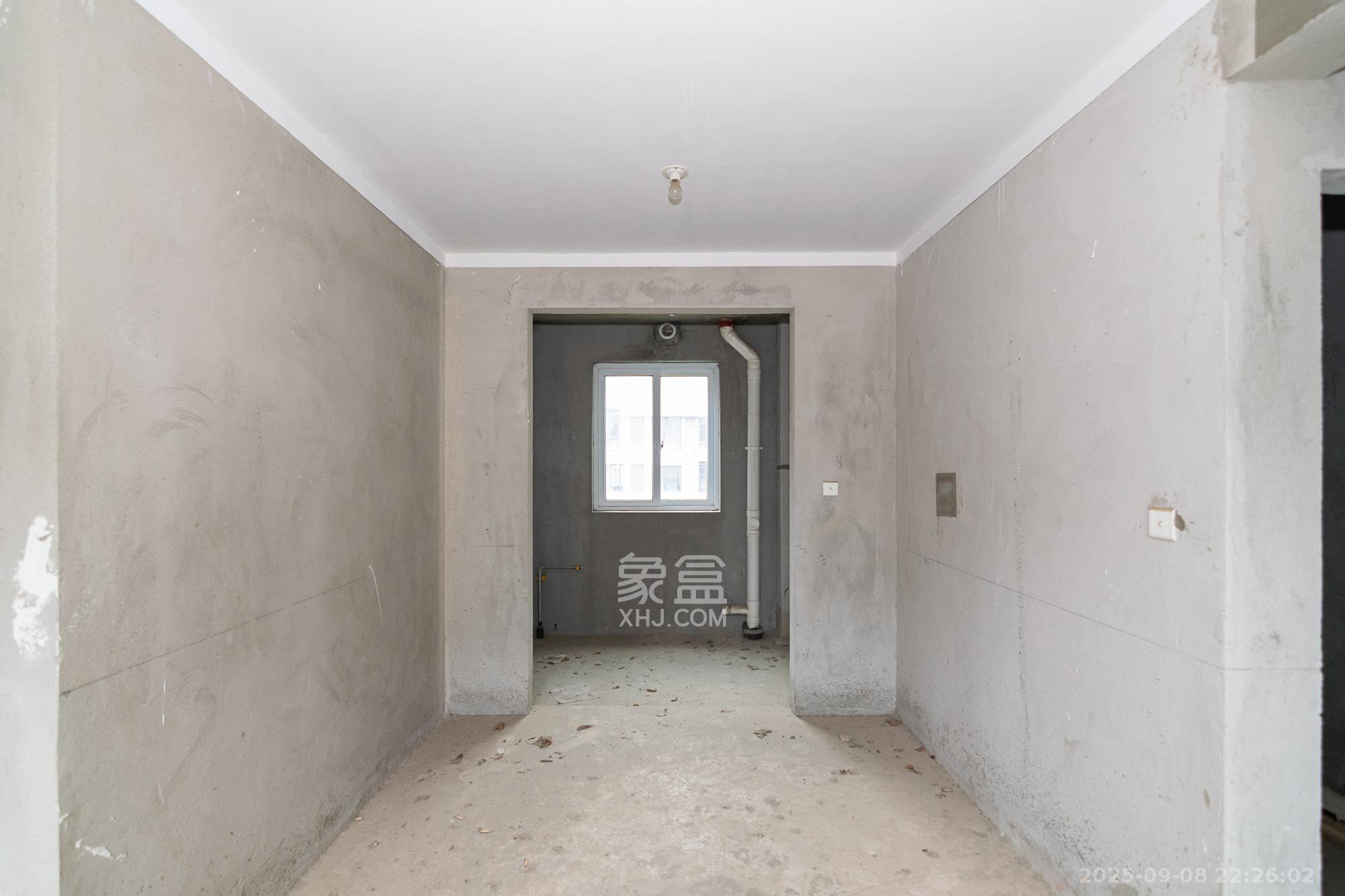 新城国际花都  4室2厅2卫    120.0万客厅