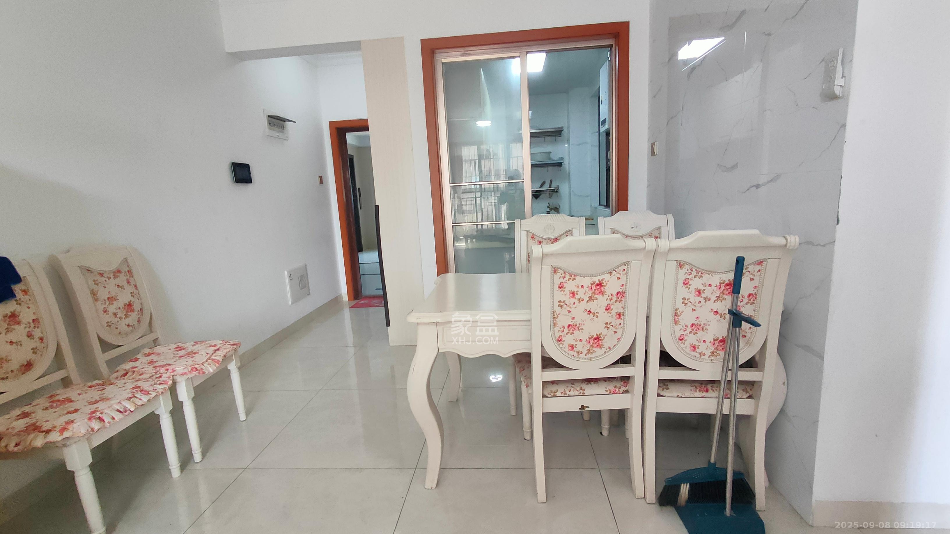 华润置地广场二期  3室2厅2卫    2200.0元/月室内图