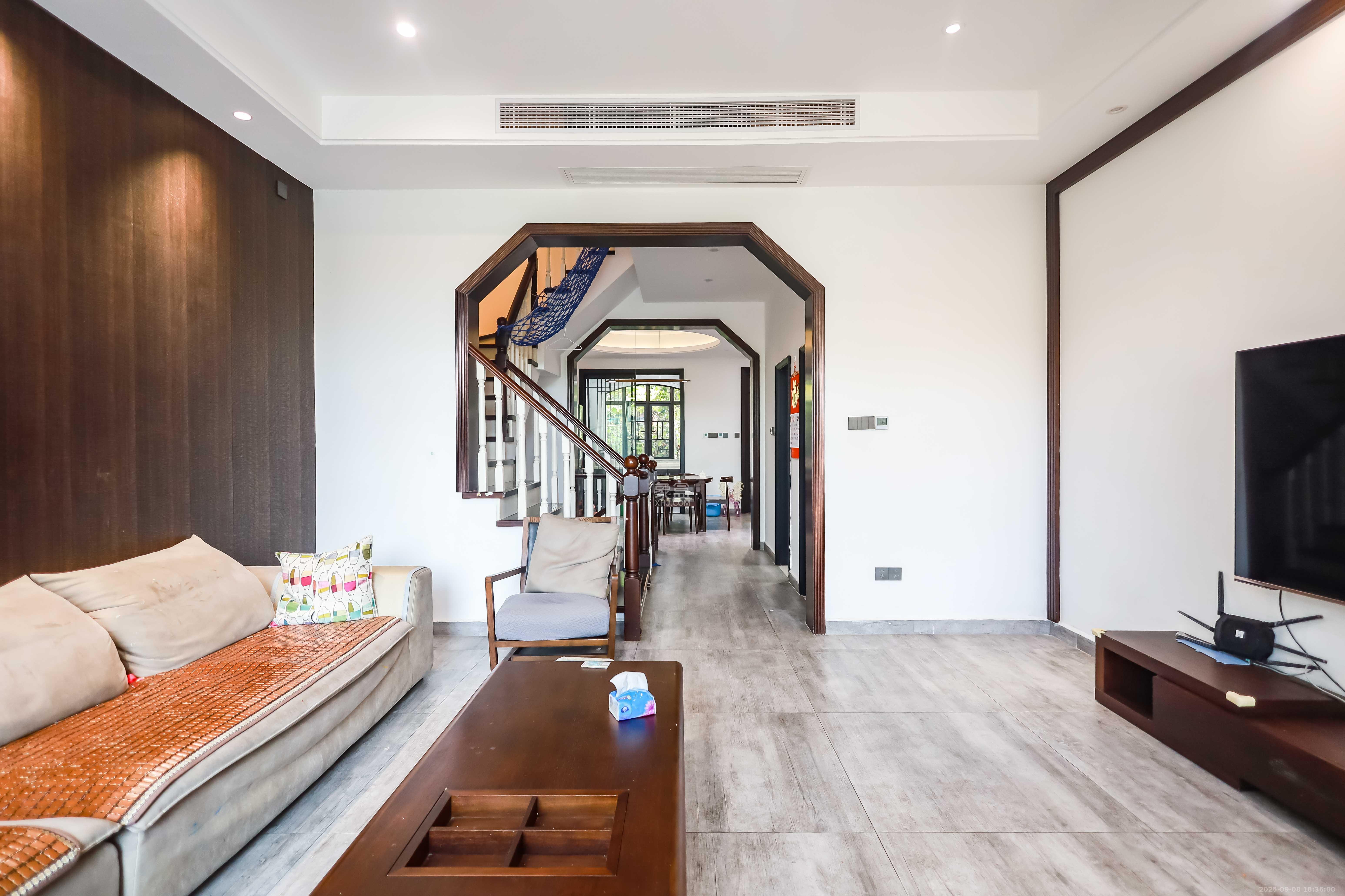 奥克斯缔壹城  4室2厅3卫    478.0万客厅