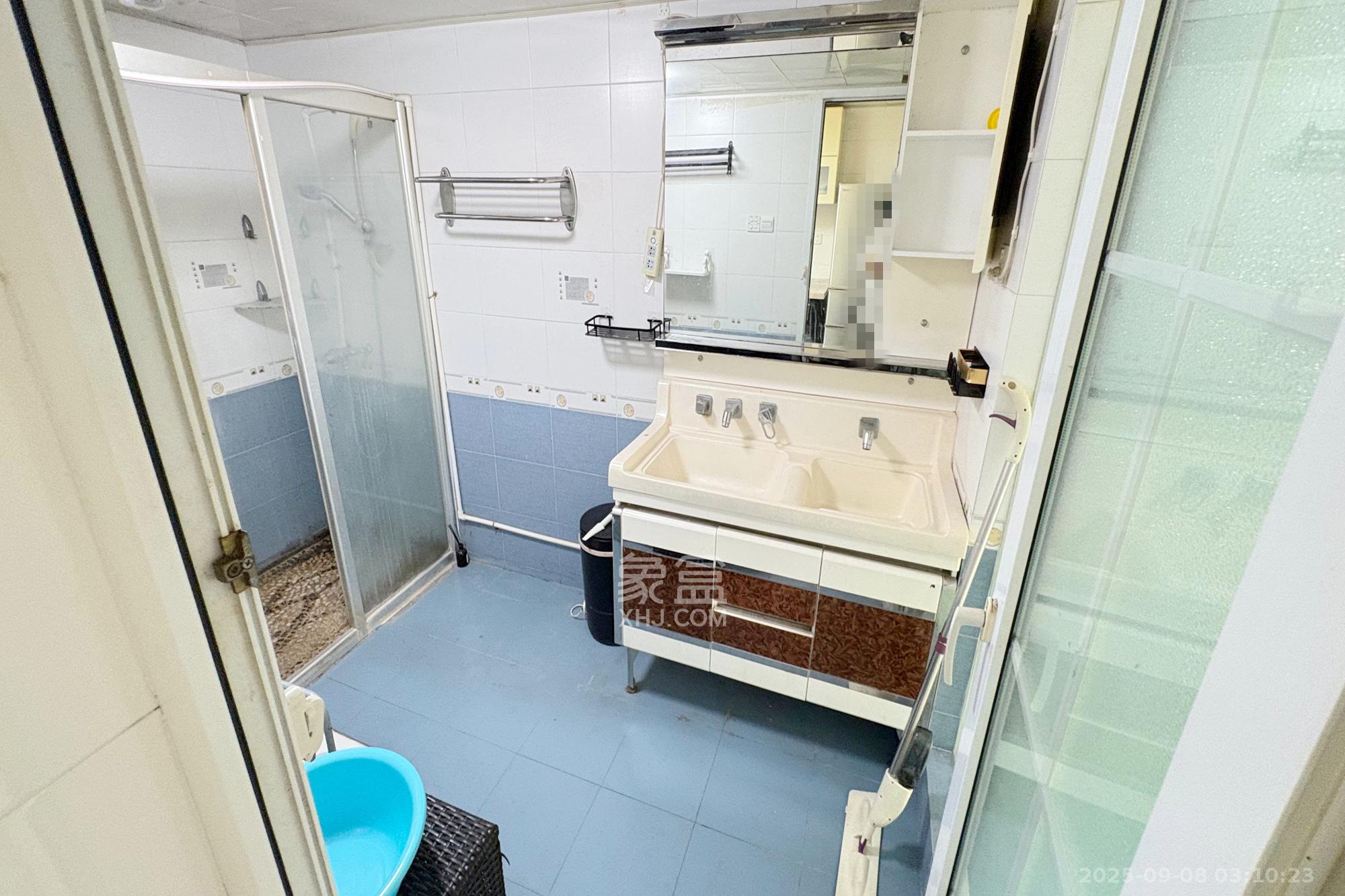 王府花园  4室2厅2卫    178.0万卫生间