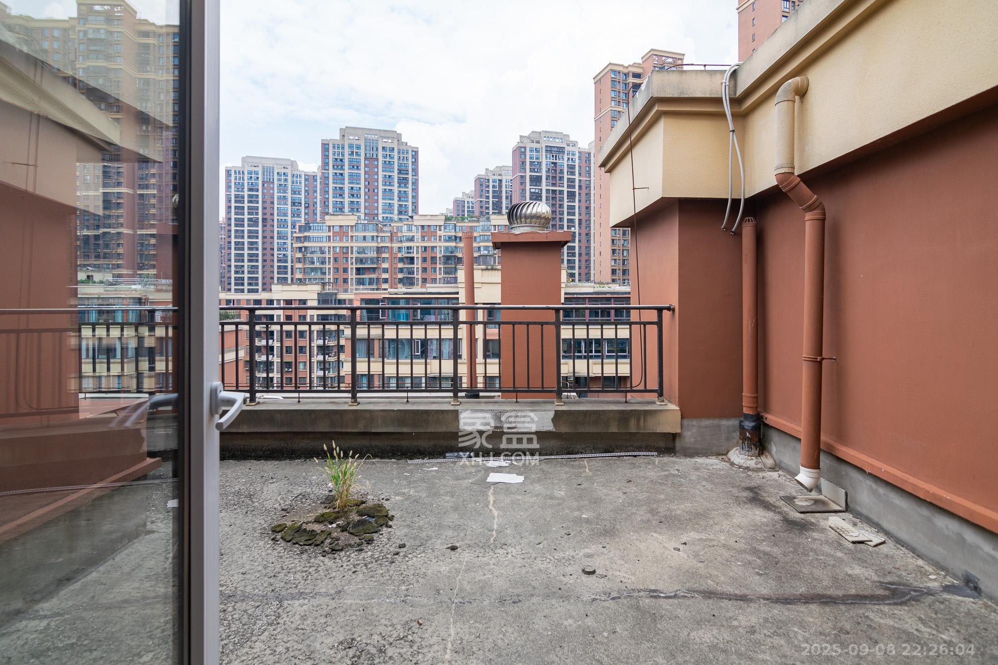 新城国际花都  4室2厅2卫    120.0万阳台