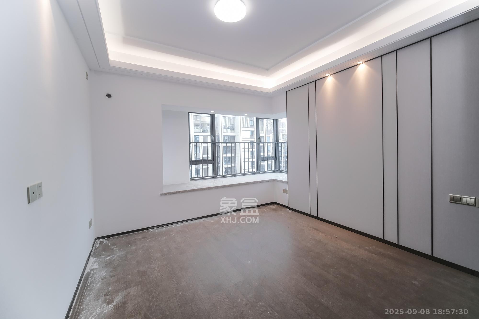 荣盛城  4室2厅2卫    95.0万卧室