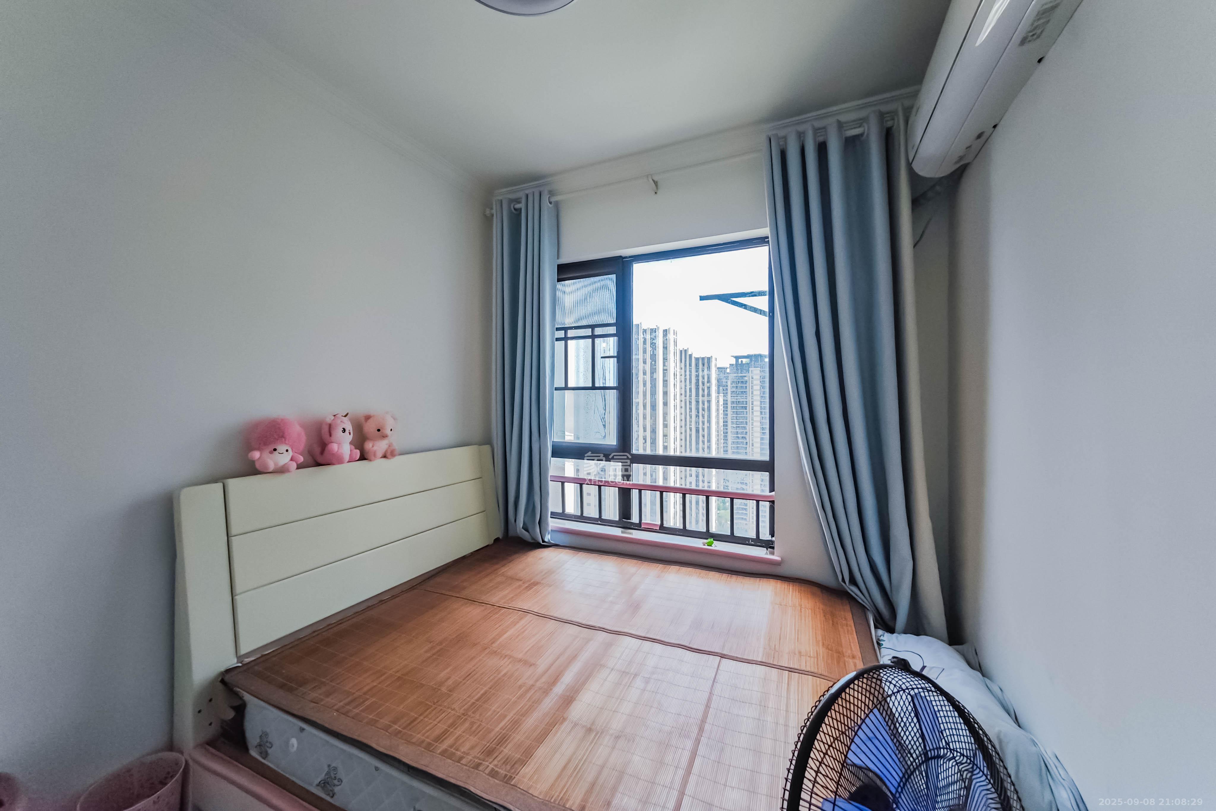 绿地之窗  3室2厅1卫    65.0万卧室