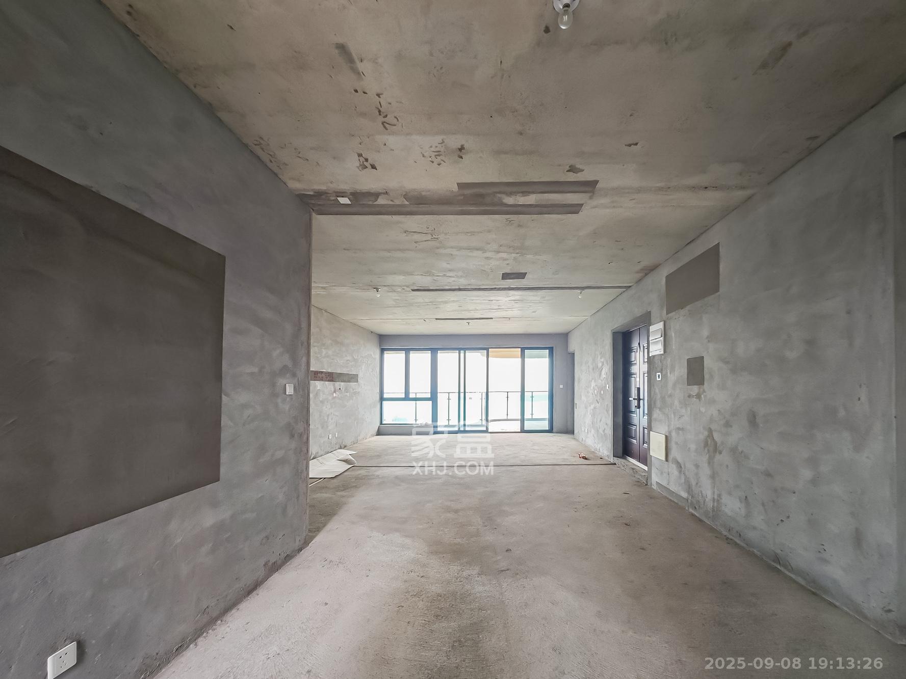 地铁中建江山玖樾  4室2厅2卫    325.0万客厅