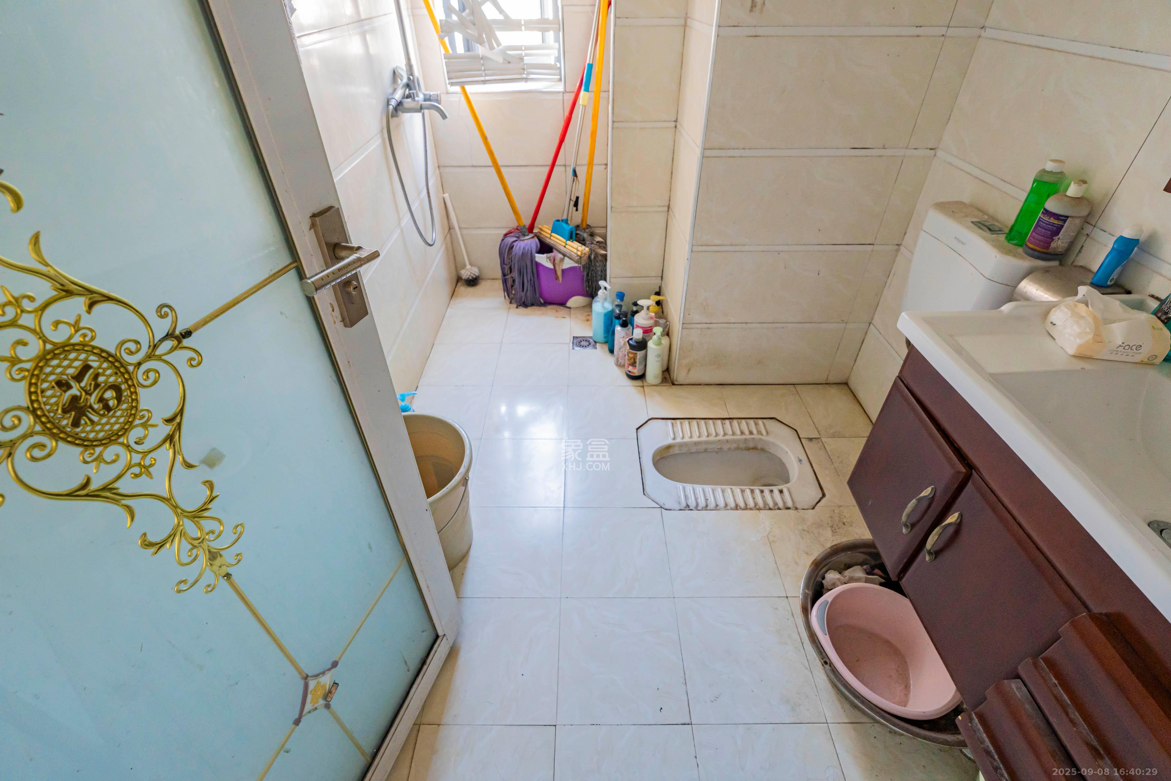 藏珑湖上国际花园 4室2厅2卫 218.0万 藏珑湖上国际花园 4室2厅2卫 218.0万卫生间