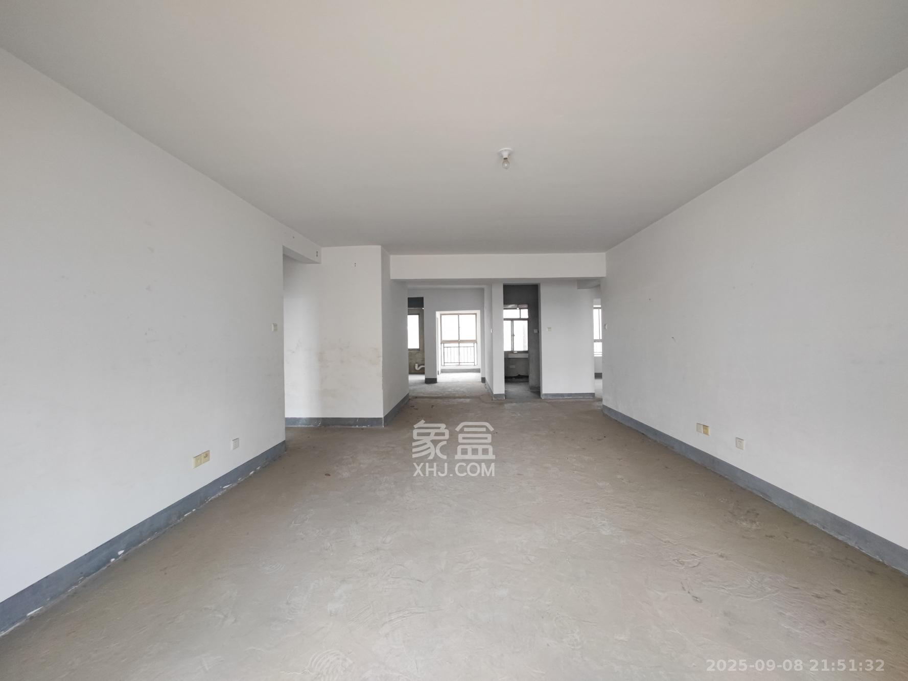 中天瑞景  4室2厅2卫    165.0万客厅