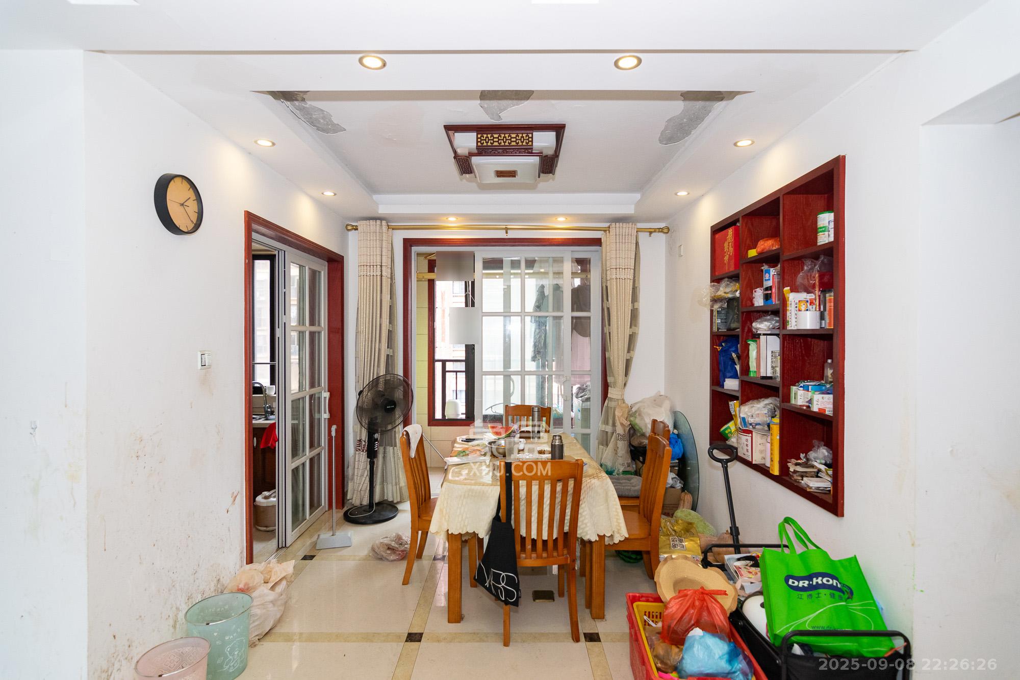 新城国际花都 3室2厅2卫 65.0万 新城国际花都 3室2厅2卫 65.0万客厅