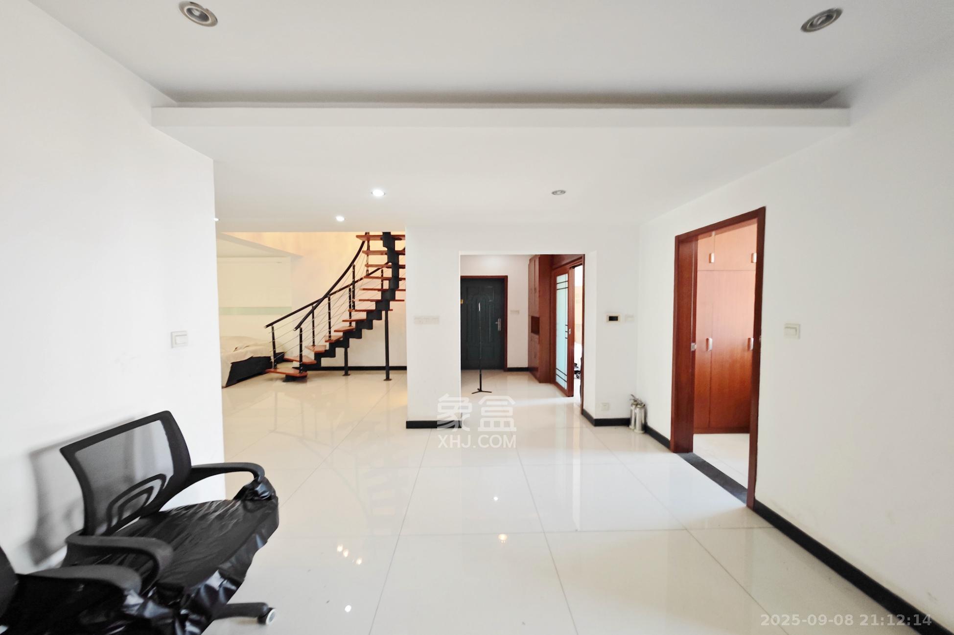 美林景园  6室2厅3卫    170.0万客厅