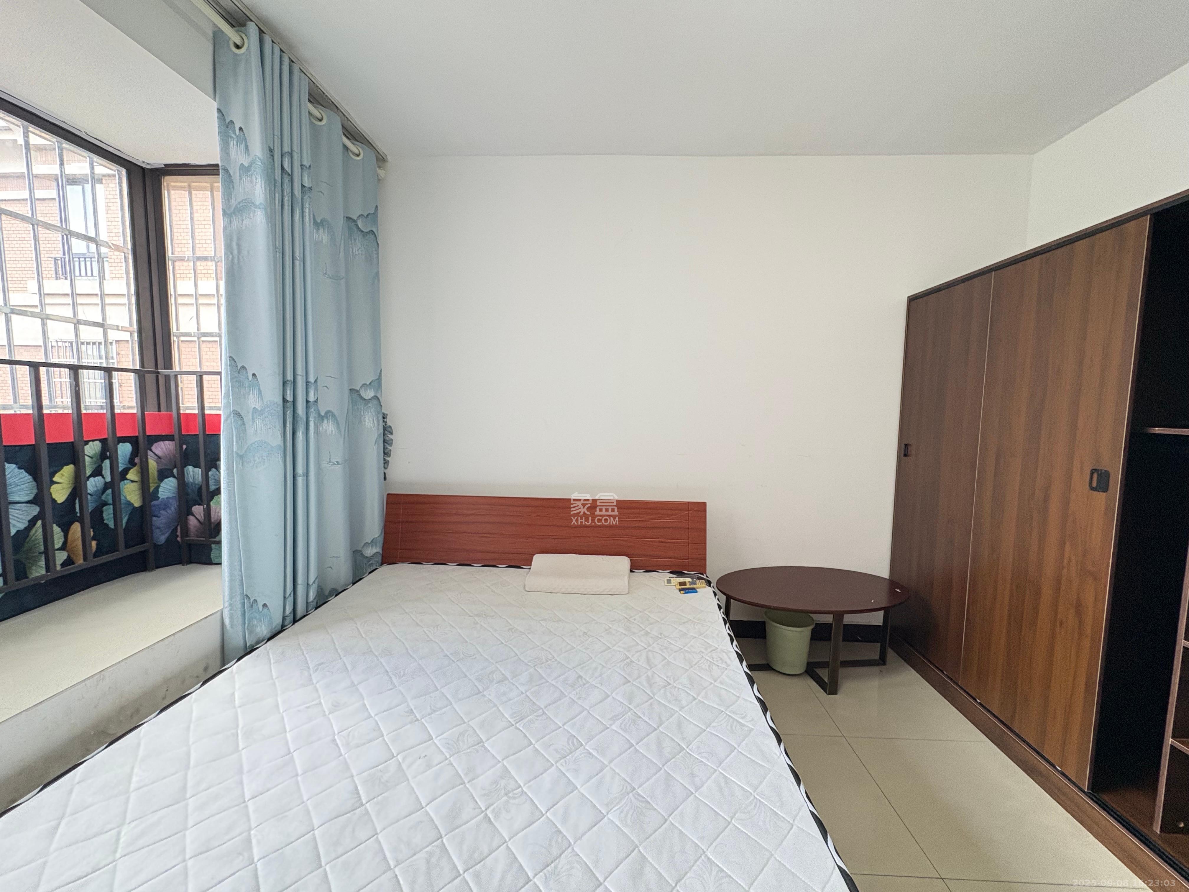 华润凤凰城一期  3室2厅1卫    1800.0元/月 华润凤凰城一期  3室2厅1卫    1800.0元/月室内图