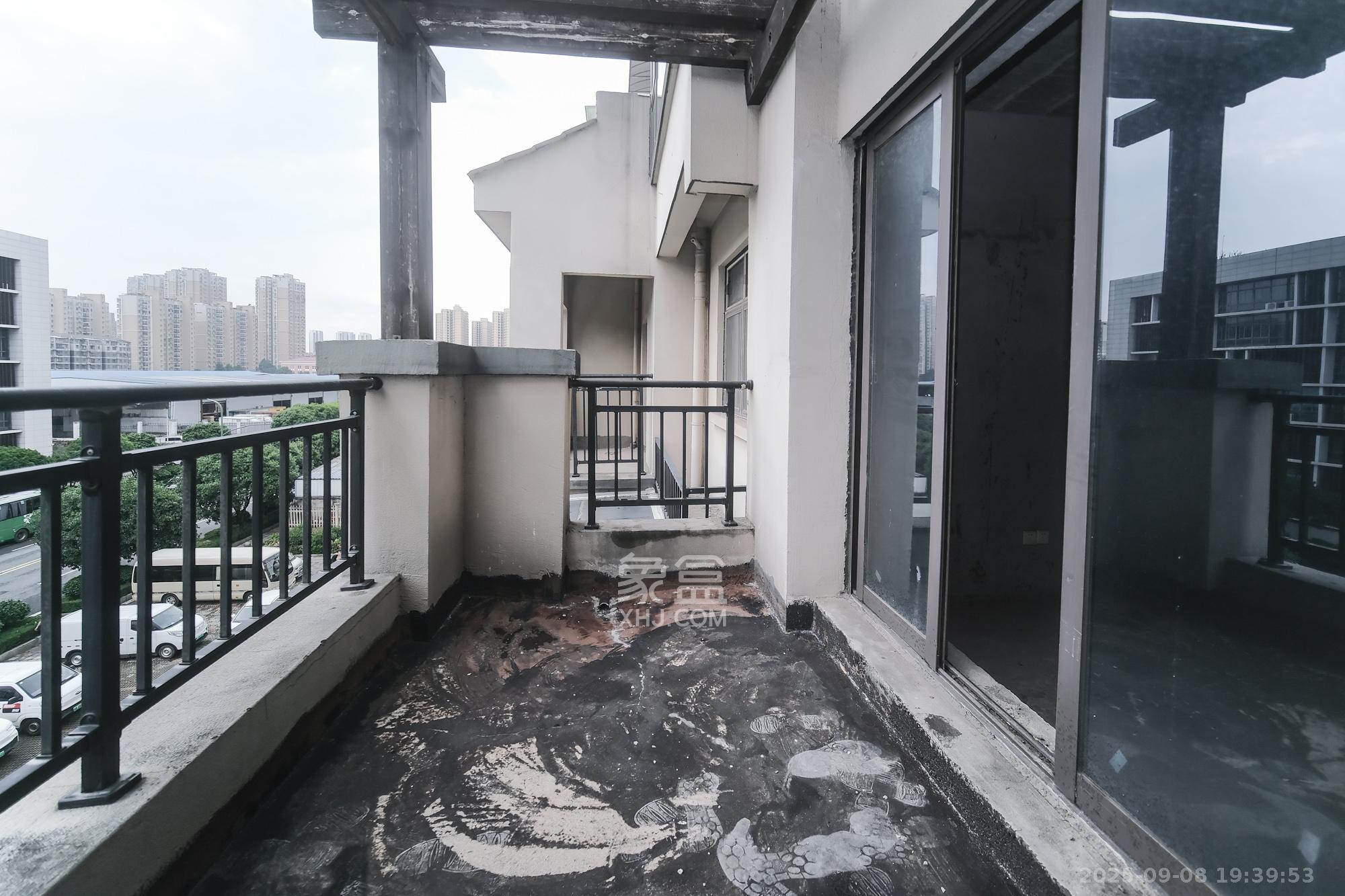 艾美潇湘  3室2厅1卫    98.0万阳台